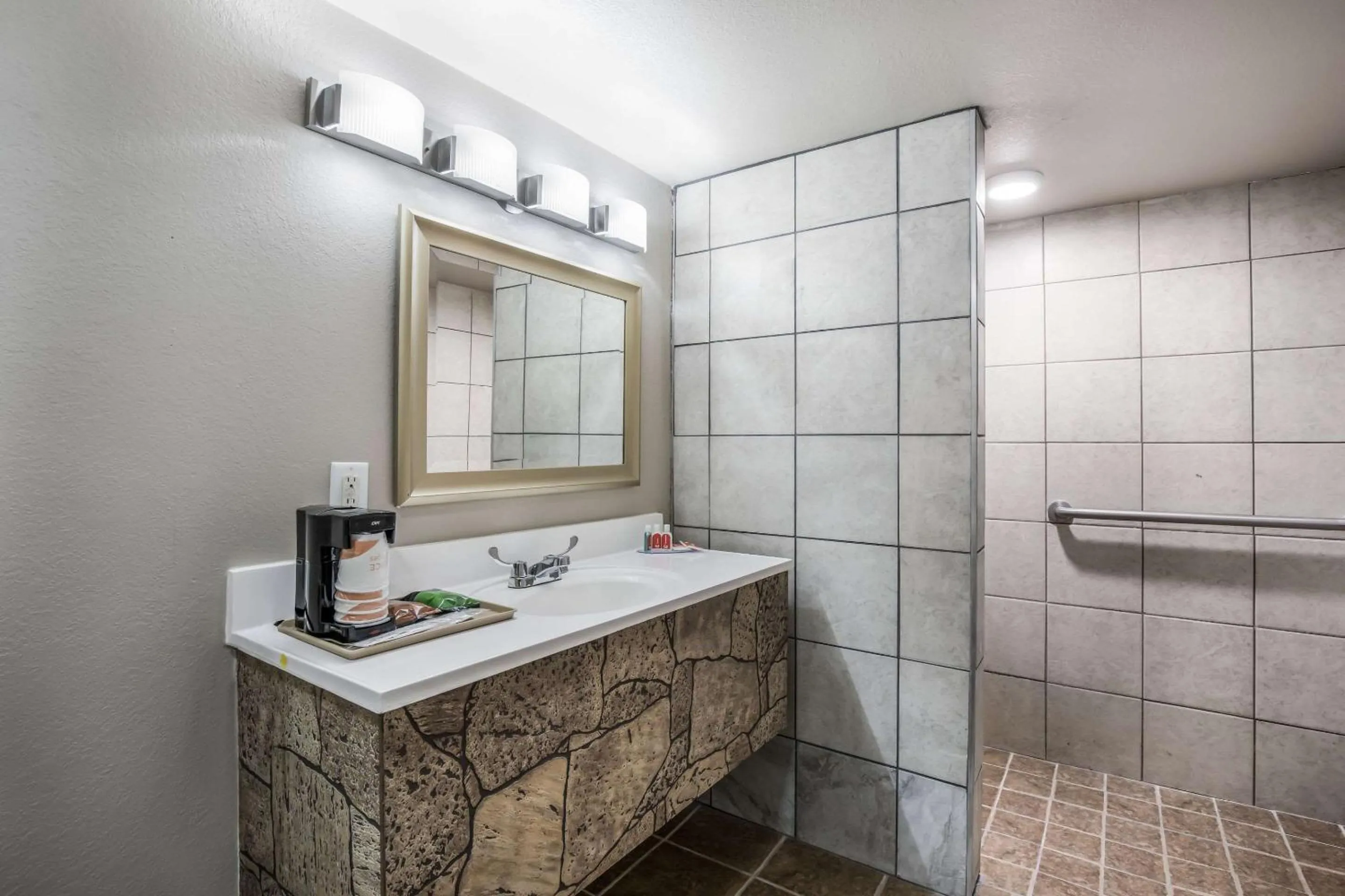 Bedroom in Econo Lodge Neenah