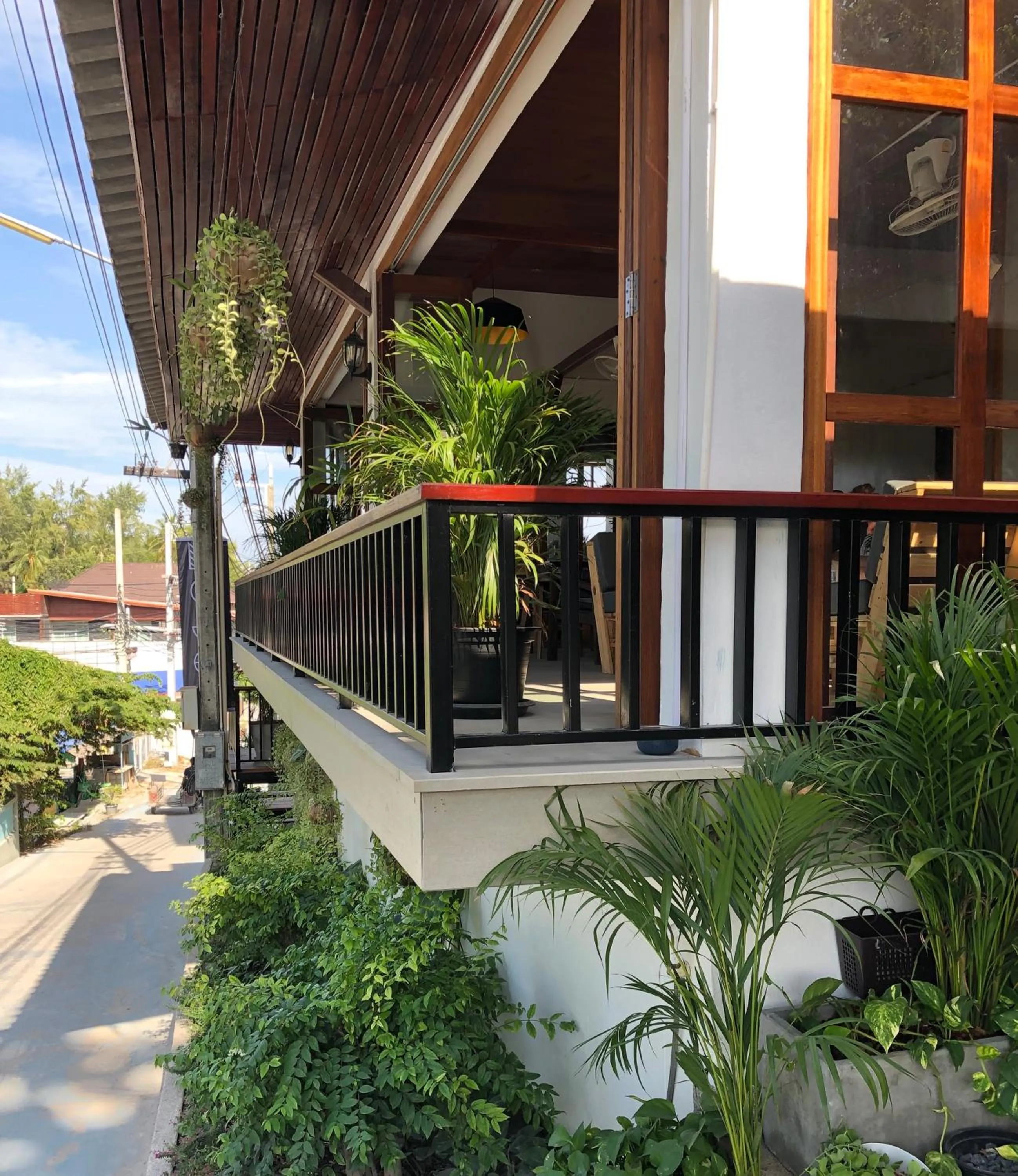 Lounge or bar in The Reef Hotel & Studios