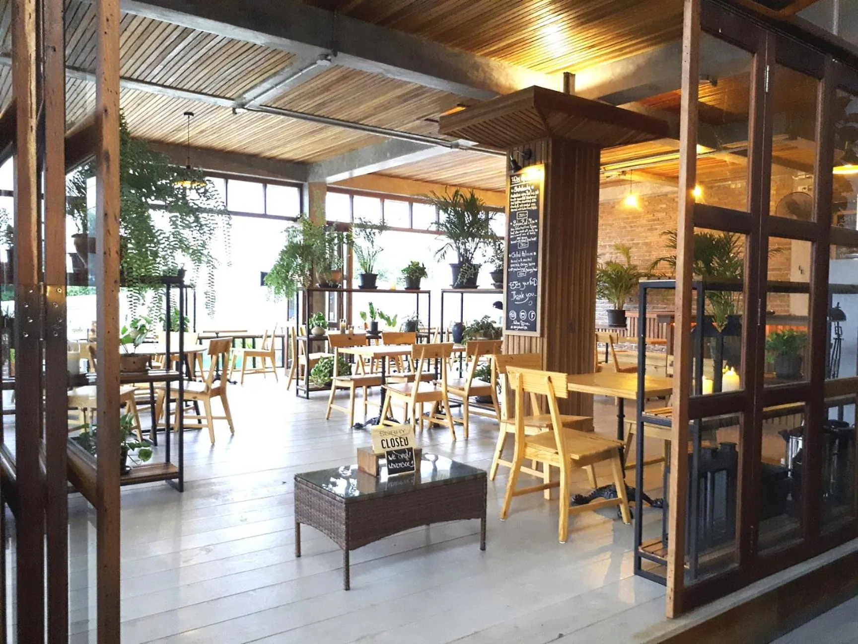 Restaurant/places to eat in The Reef Hotel & Studios