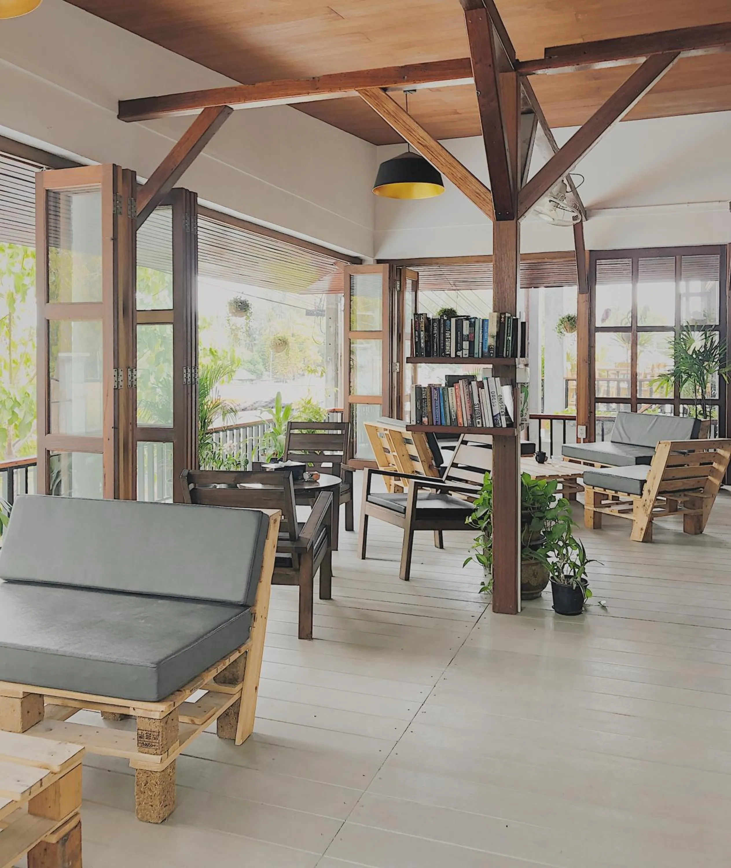 Lounge or bar in The Reef Hotel & Studios