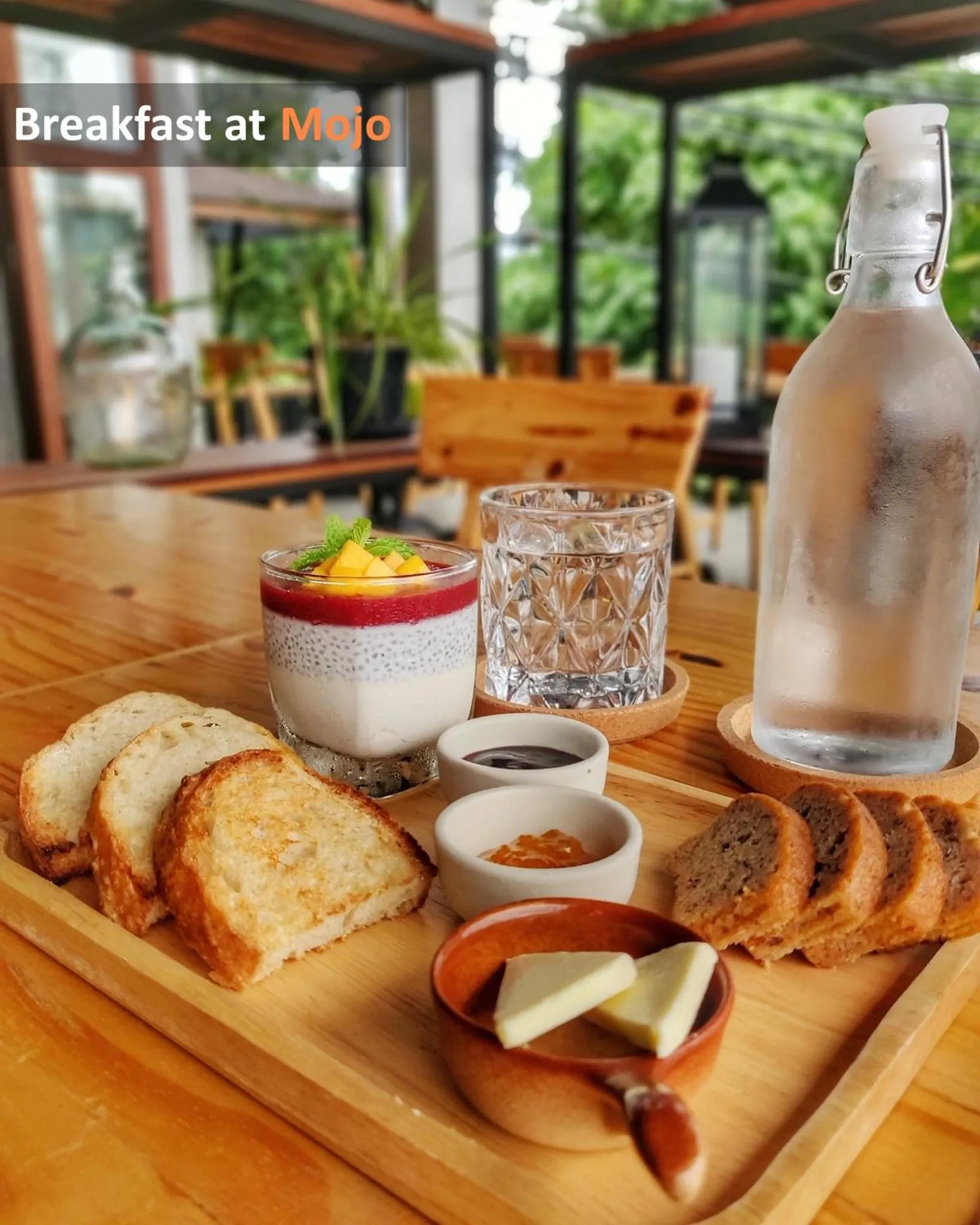 Restaurant/places to eat in The Reef Hotel & Studios