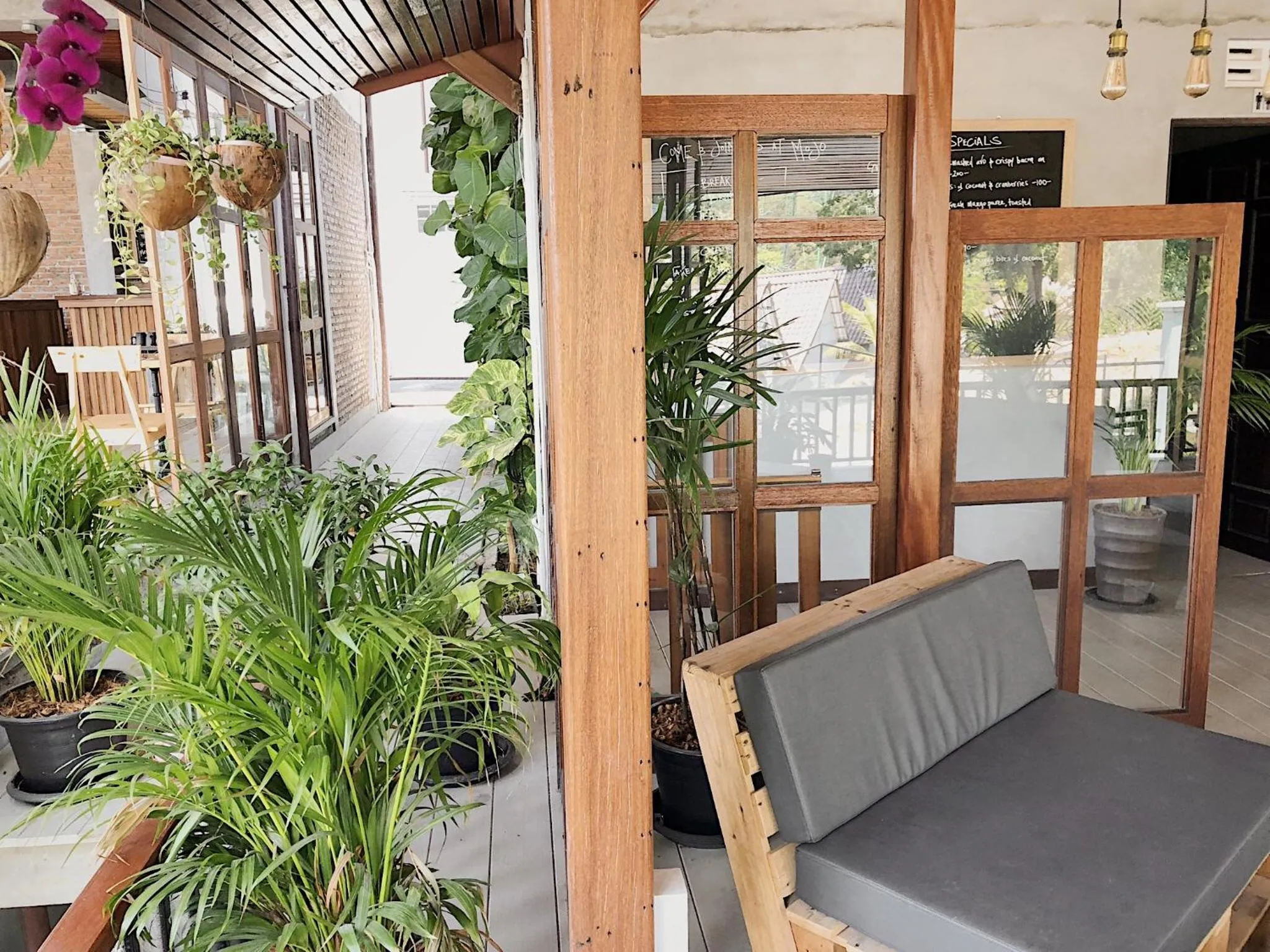 Lounge or bar in The Reef Hotel & Studios