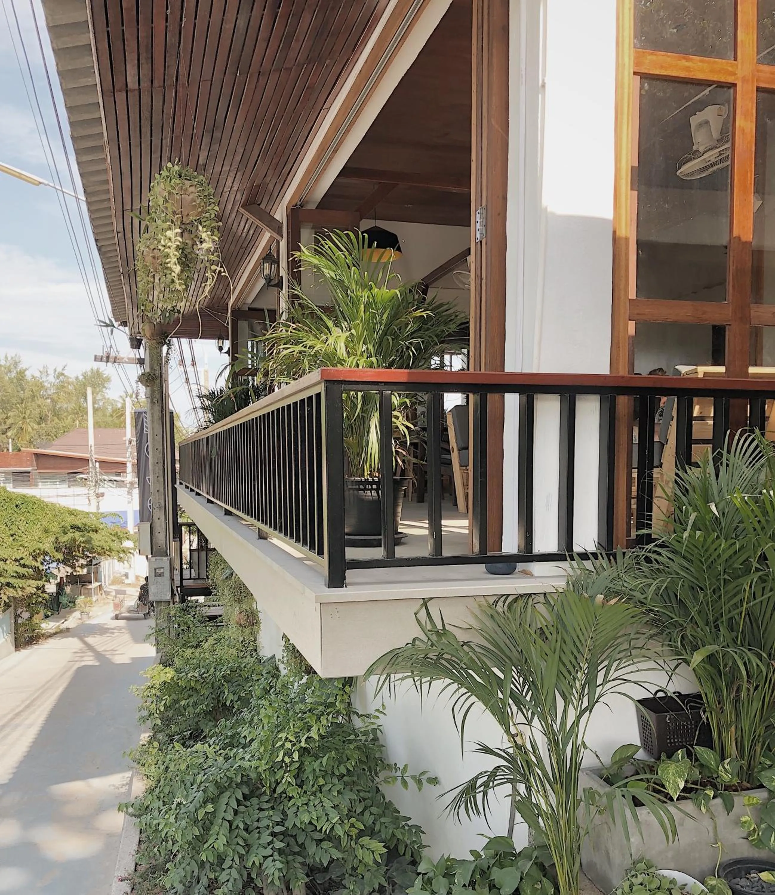 Lounge or bar in The Reef Hotel & Studios