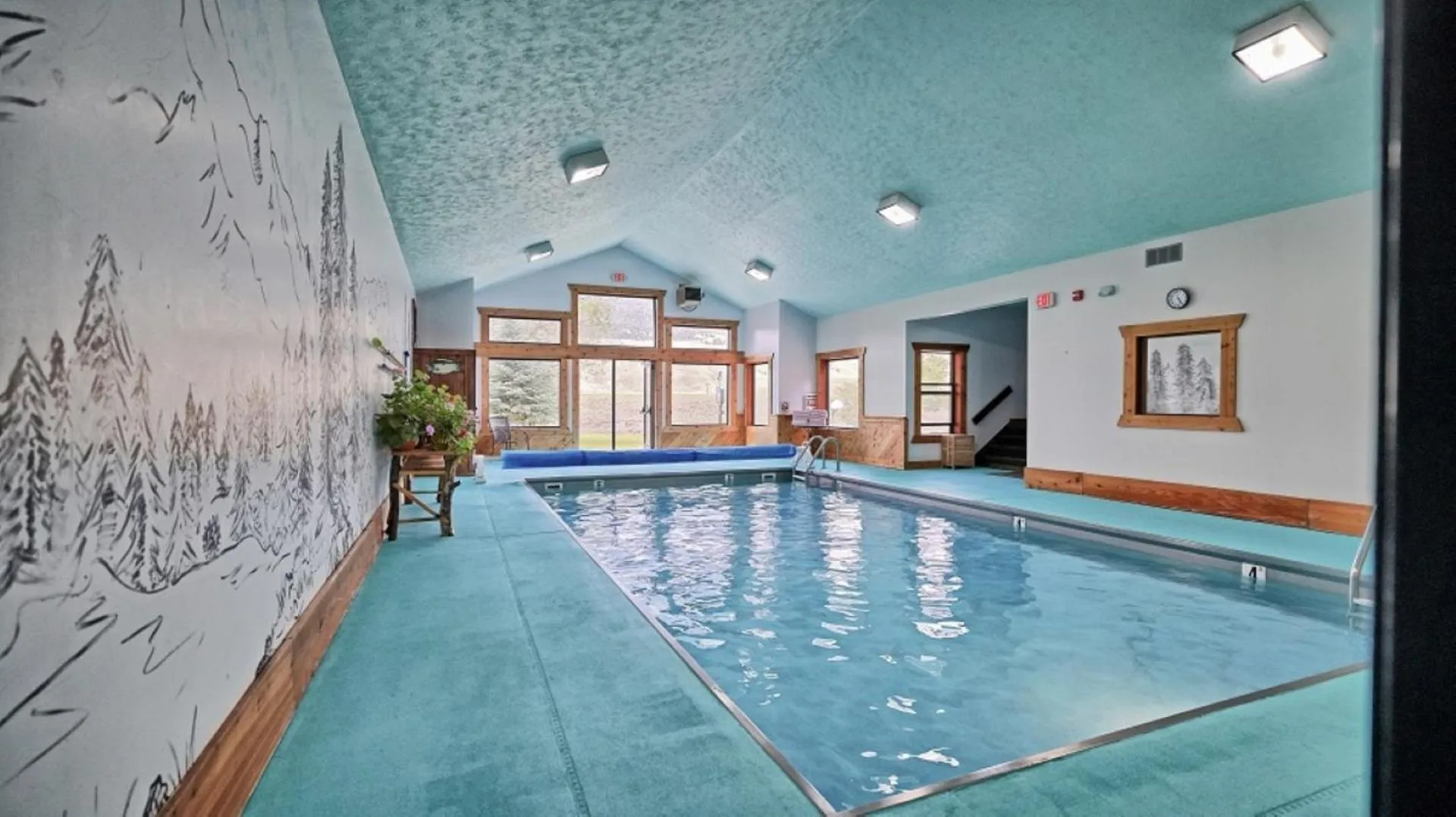 Swimming pool in Yellowstone Village Inn and Suites