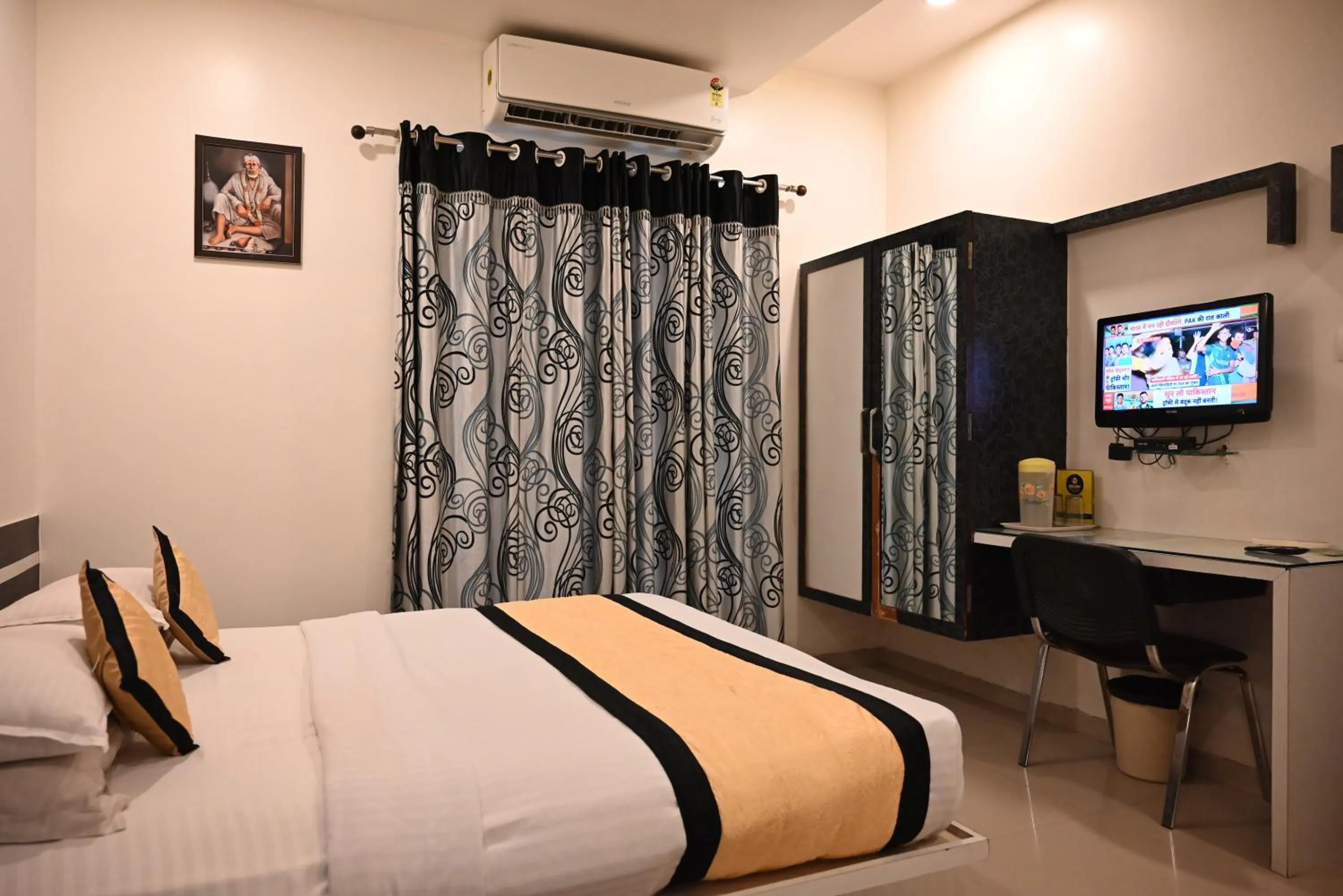 Property building, Bed in Hotel Shradha Saburi Palace