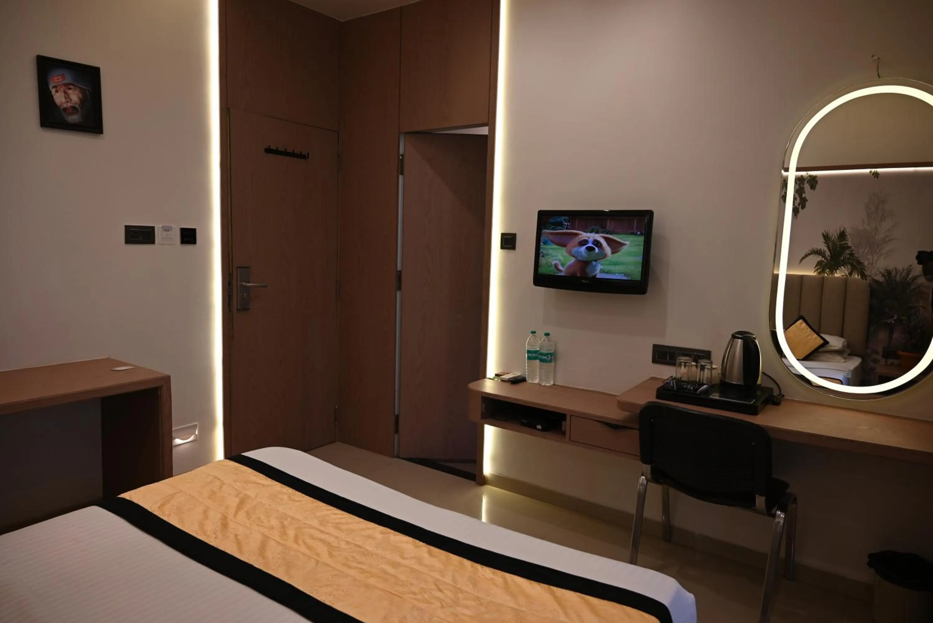 Property building, Bed in Hotel Shradha Saburi Palace