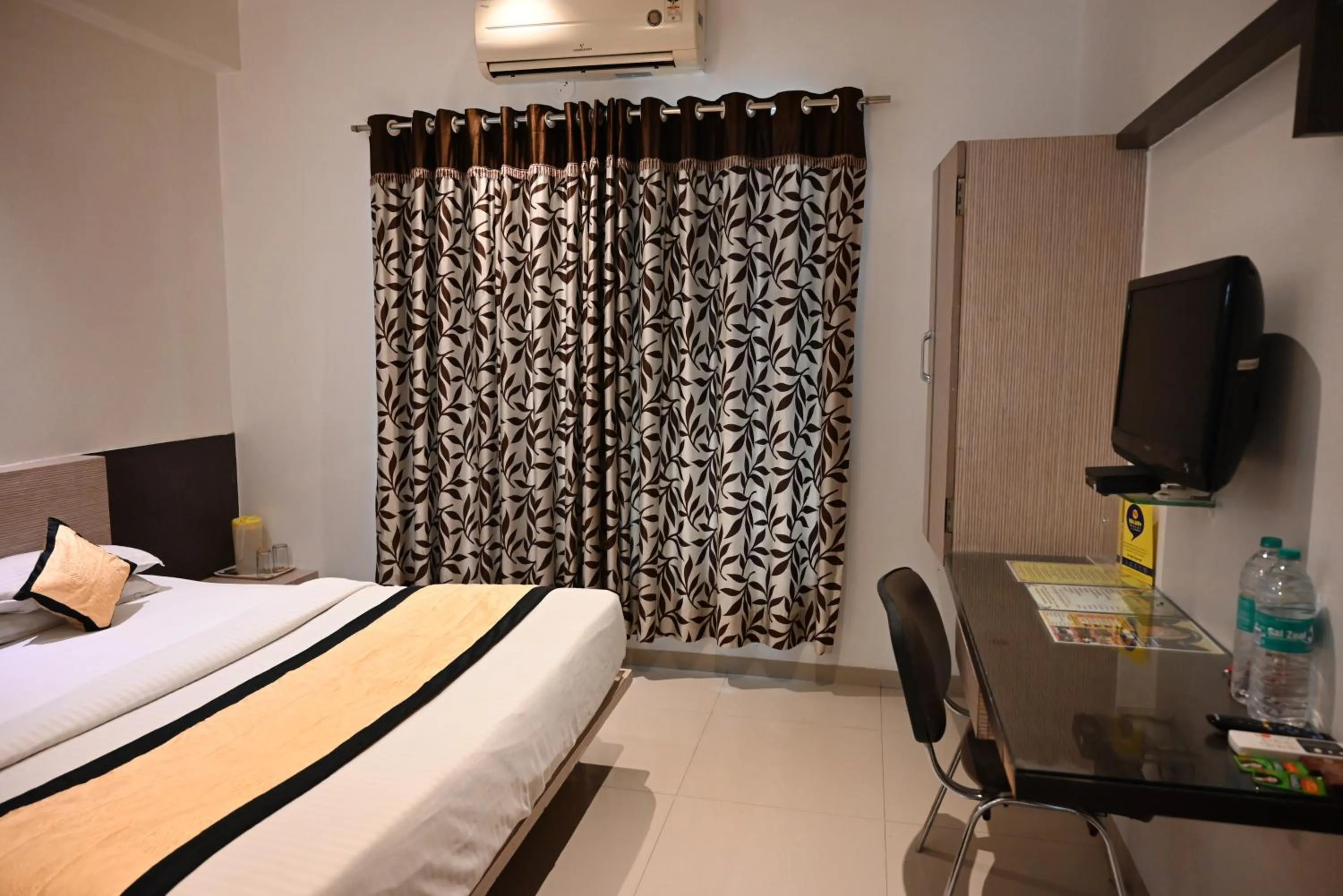 Property building, Bed in Hotel Shradha Saburi Palace