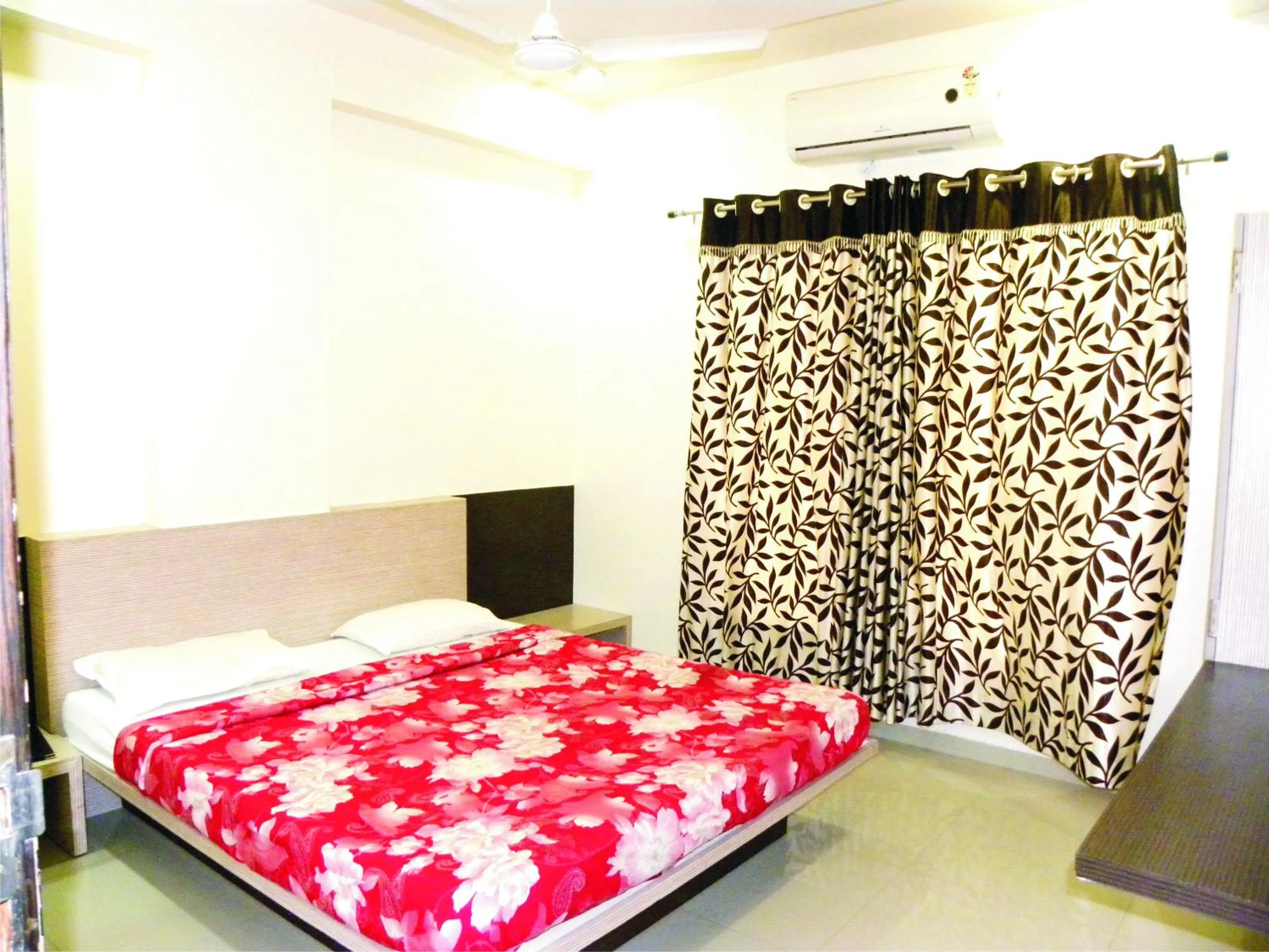 Deluxe Double Room with Fan in Hotel Shradha Saburi Palace