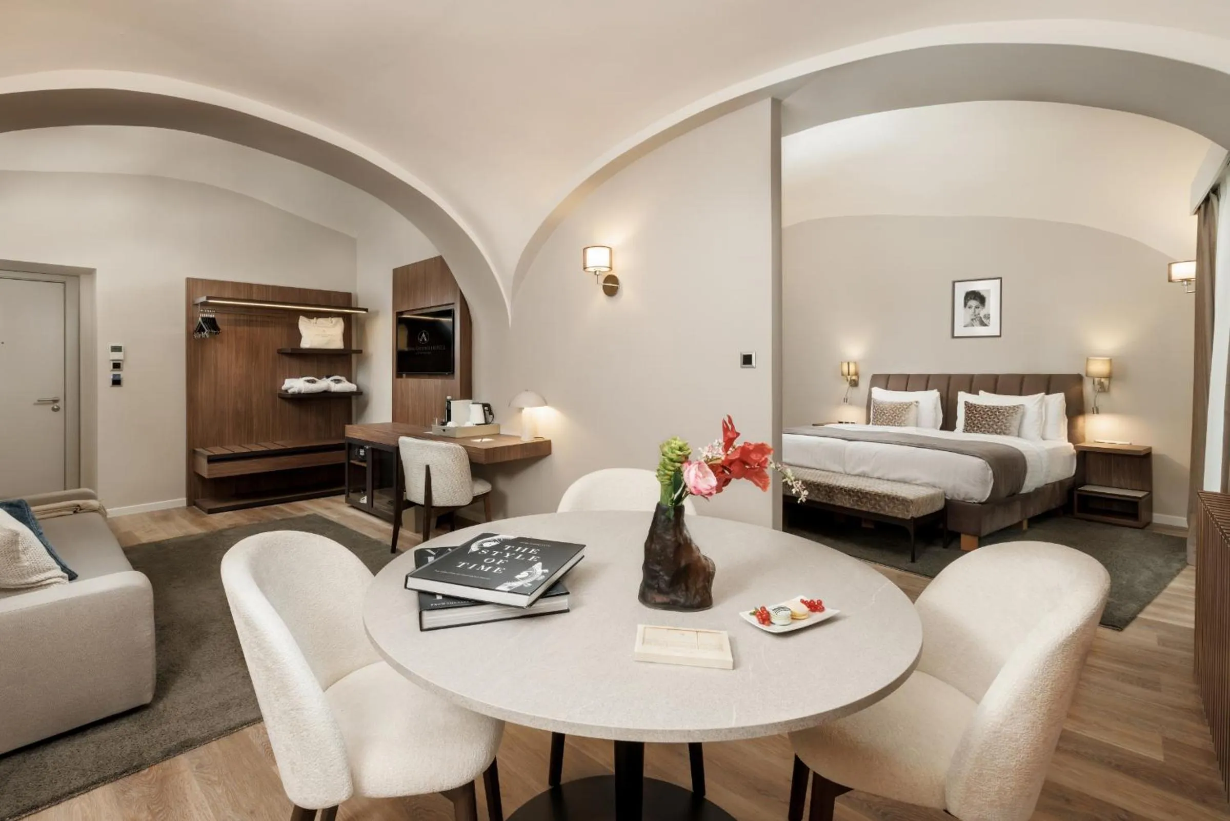 TV and multimedia, Bed in Anna Grand Hotel