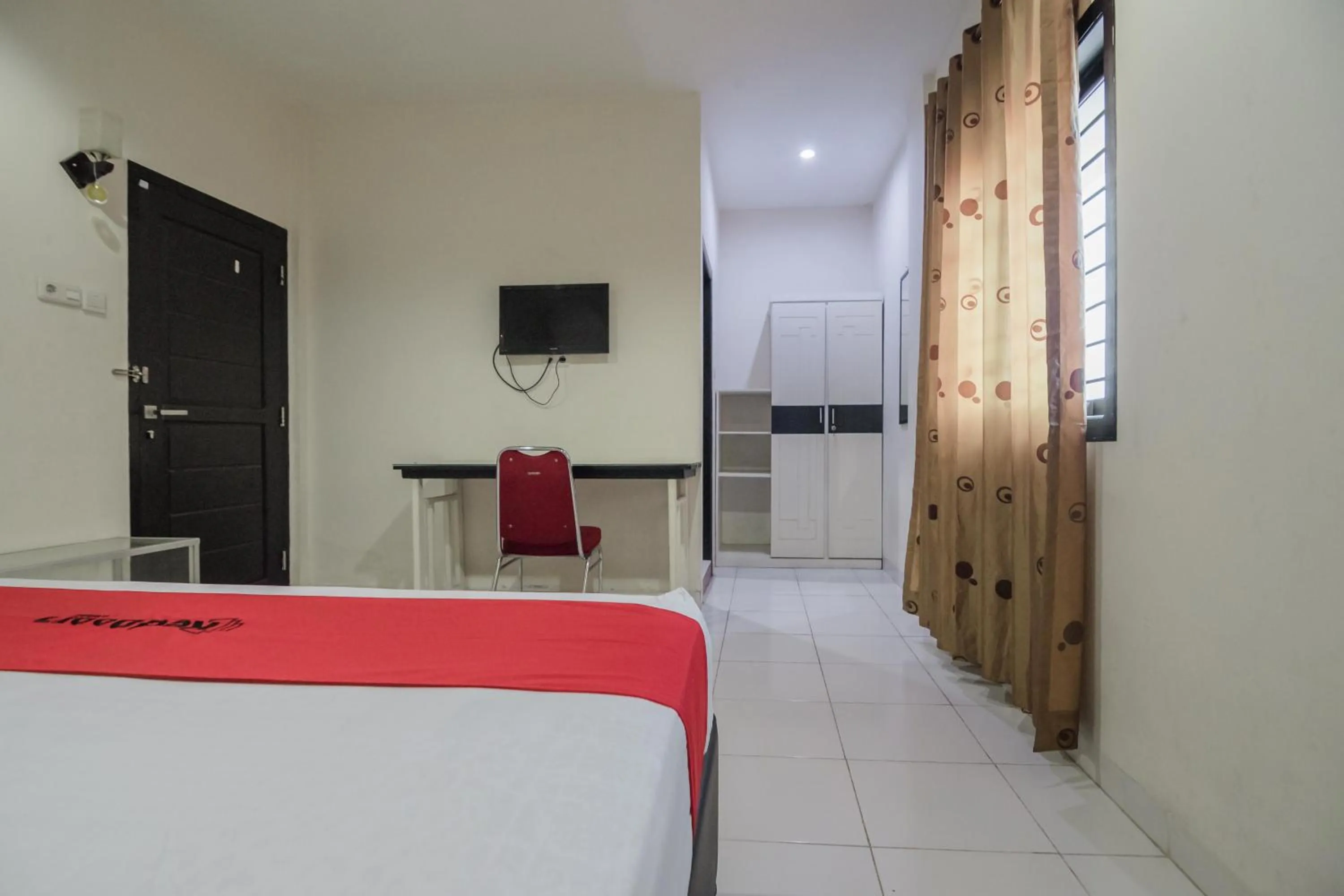 Bed in RedDoorz Syariah near Jamtos Jambi