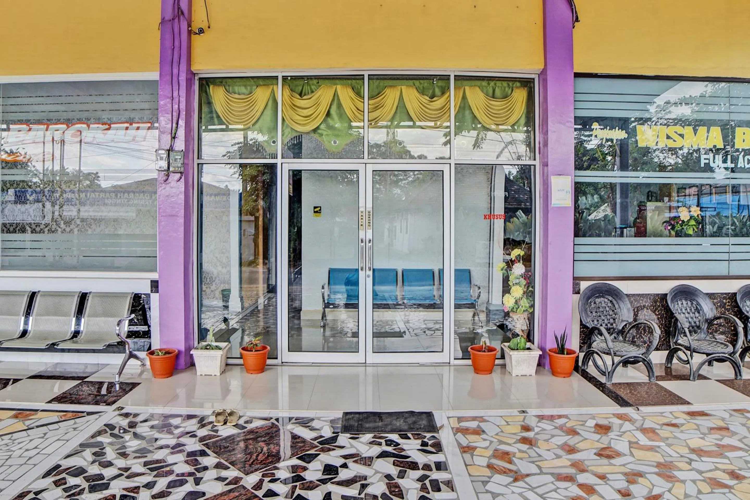 Facade/entrance in Wisma Barokah
