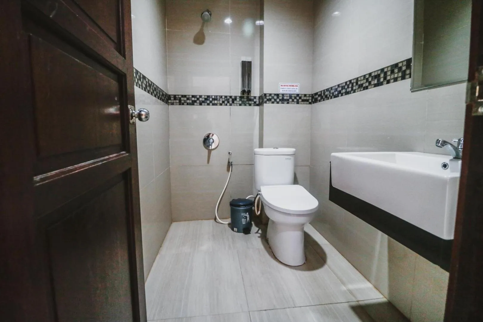 Bathroom in RedDoorz Plus near Universitas Negeri Makassar