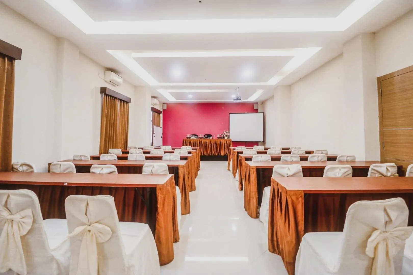 Meeting/conference room in RedDoorz Plus near Universitas Negeri Makassar