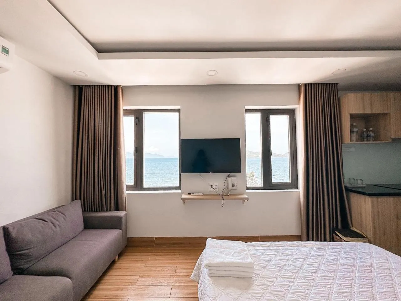 Living room, Bed in AQUA Seaview Hotel