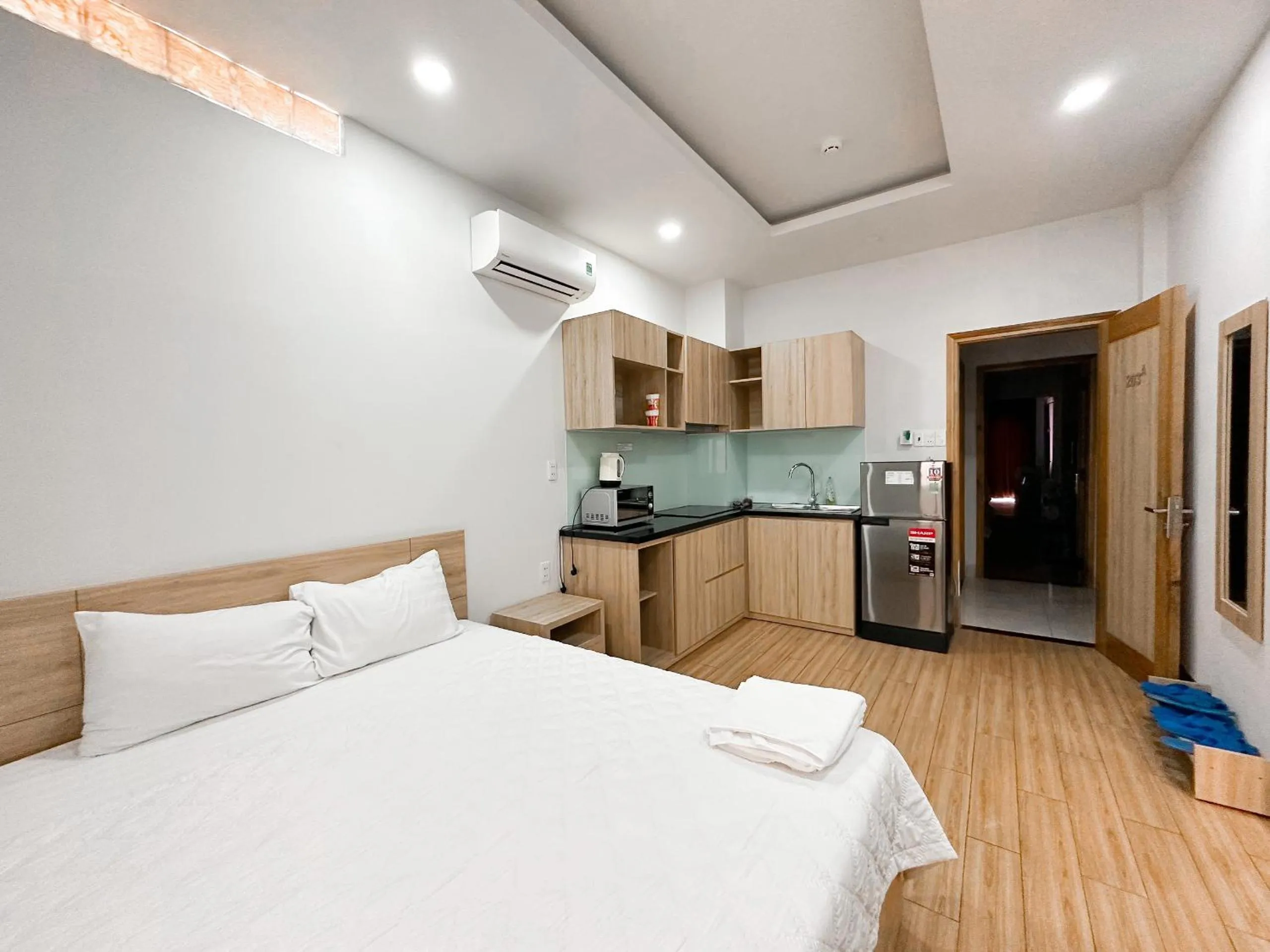 Kitchen or kitchenette, Bed in AQUA Seaview Hotel