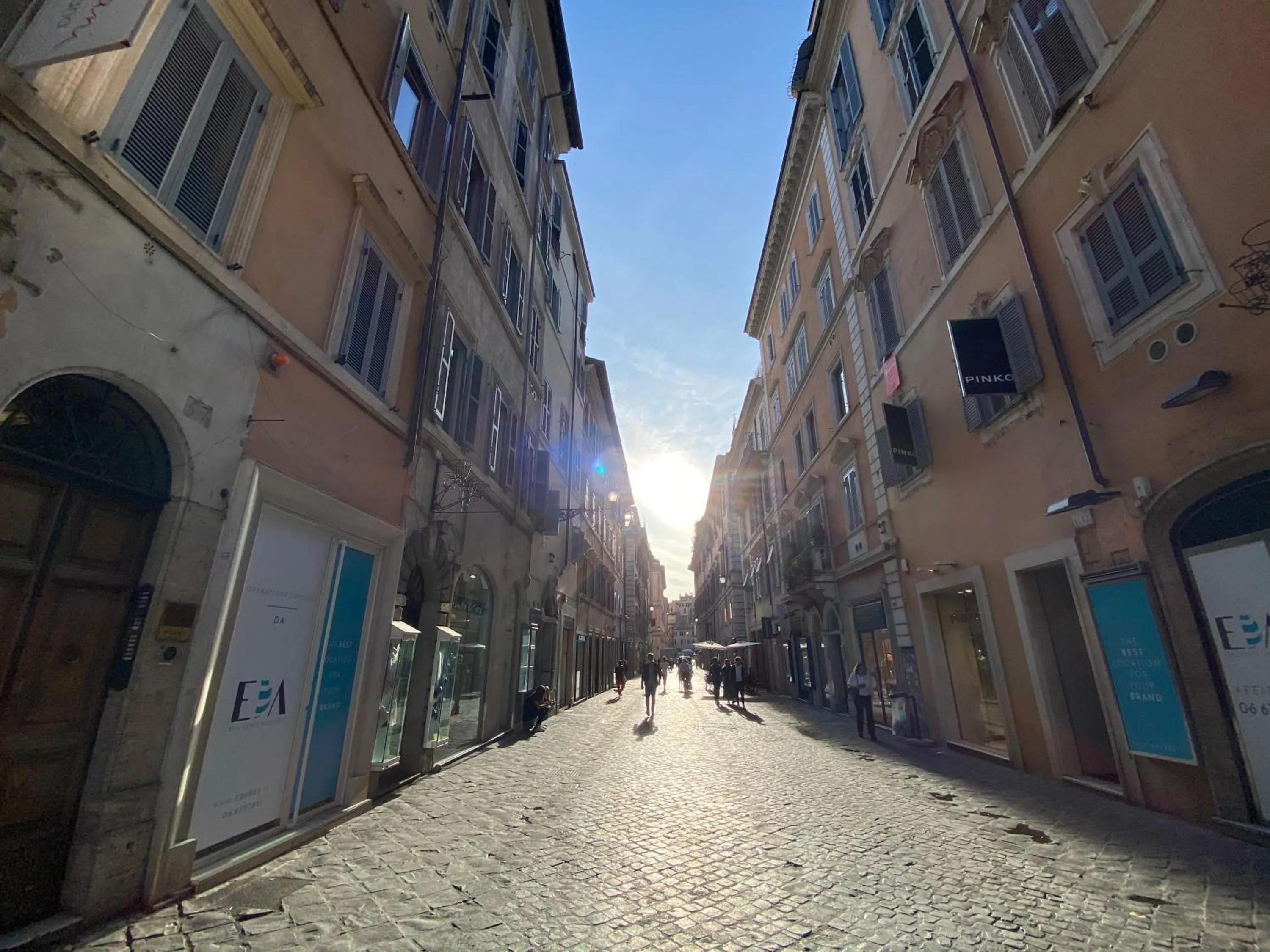 Property building in Frattina 57