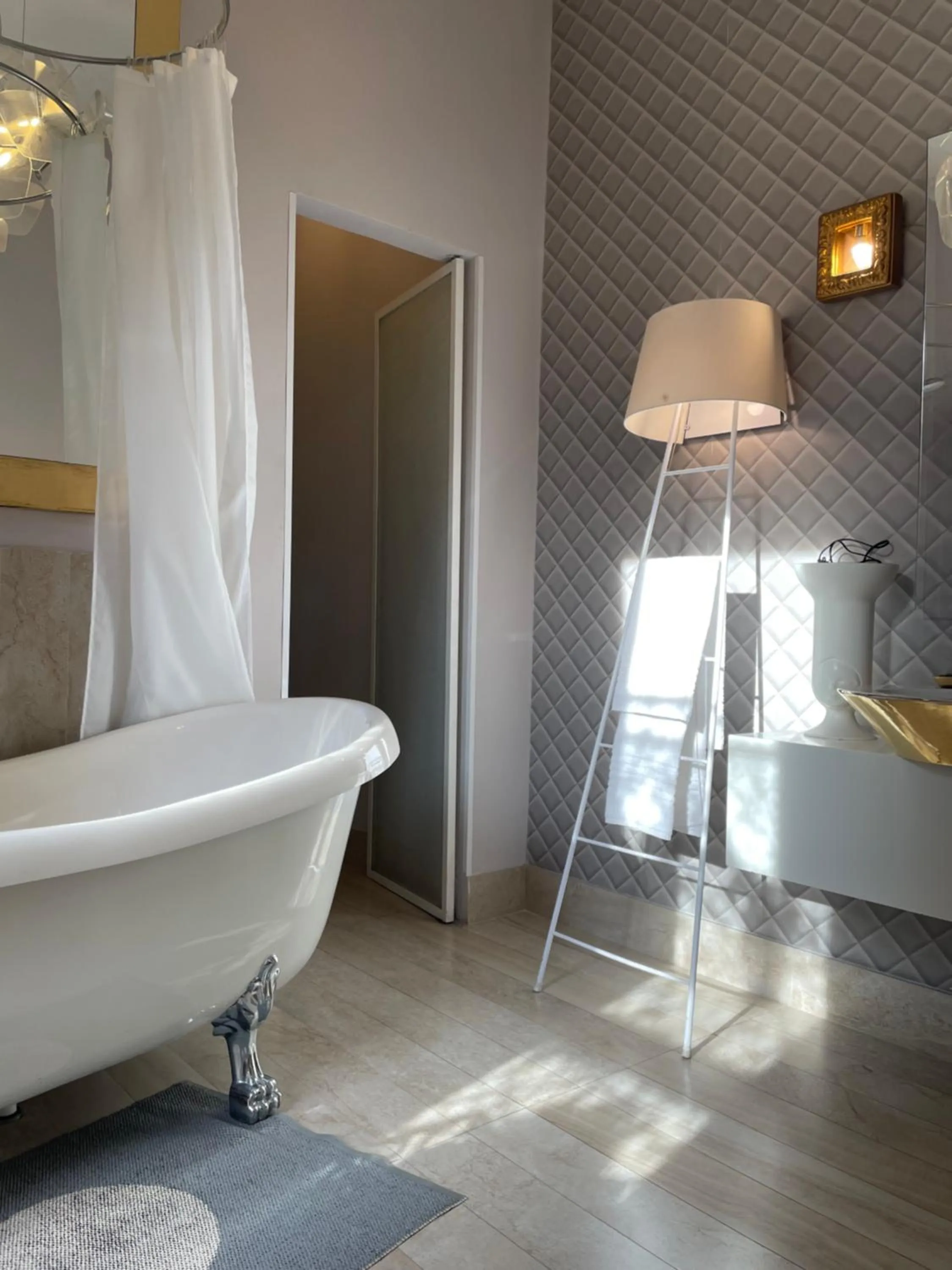 Shower, Bed in Frattina 57