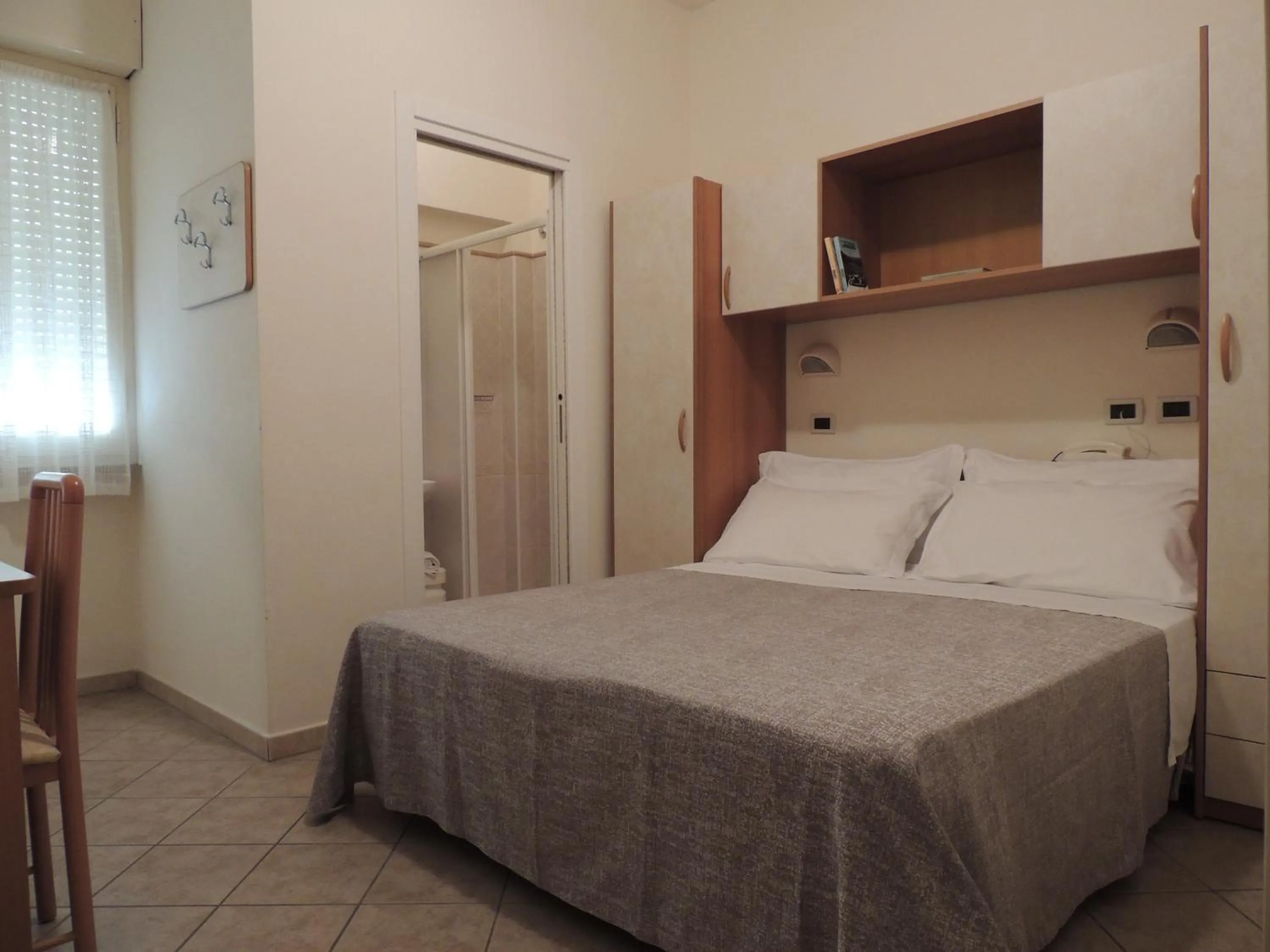 Shower, Bed in Hotel Donegal