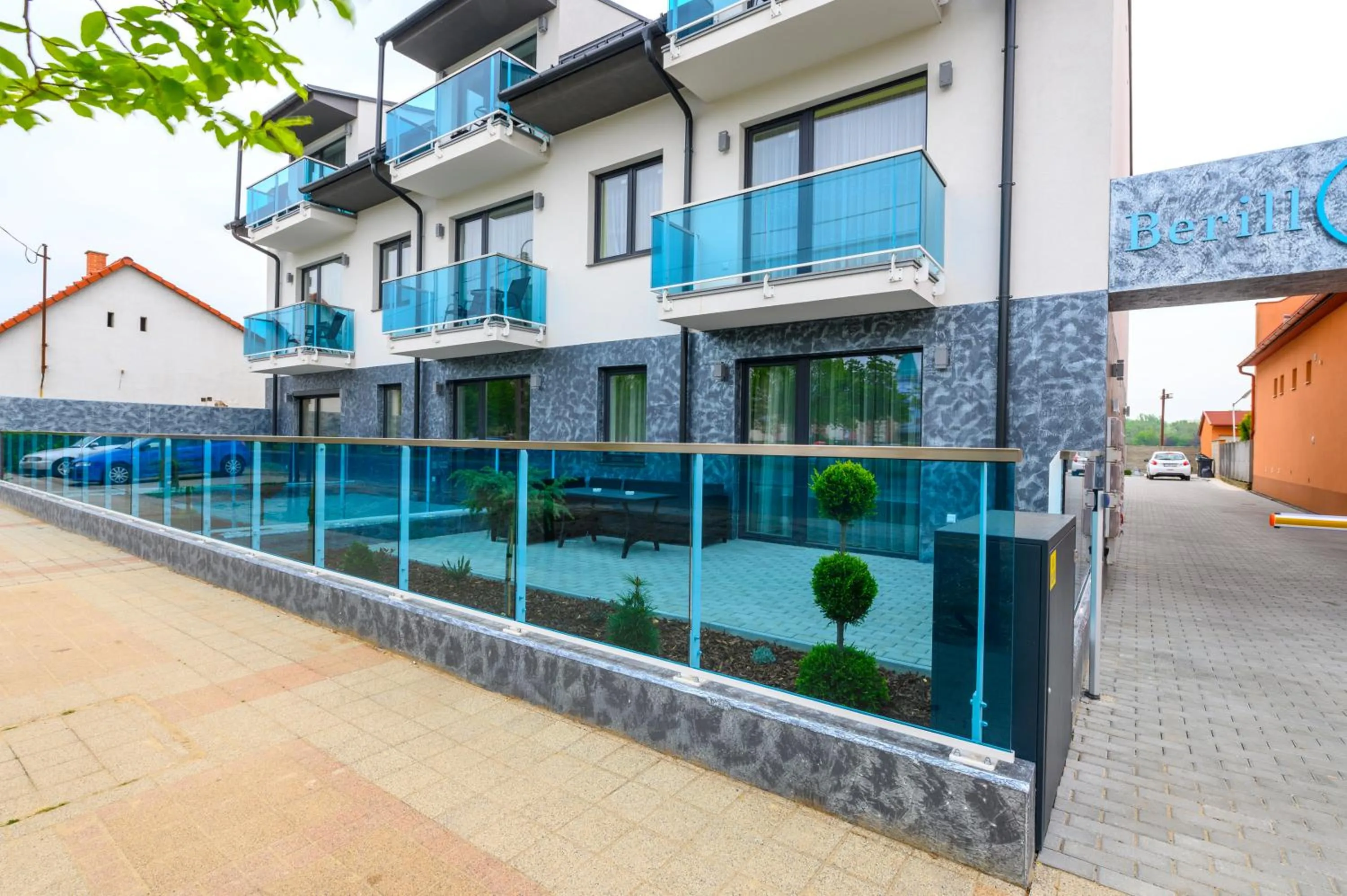 Facade/entrance in Berill Suites