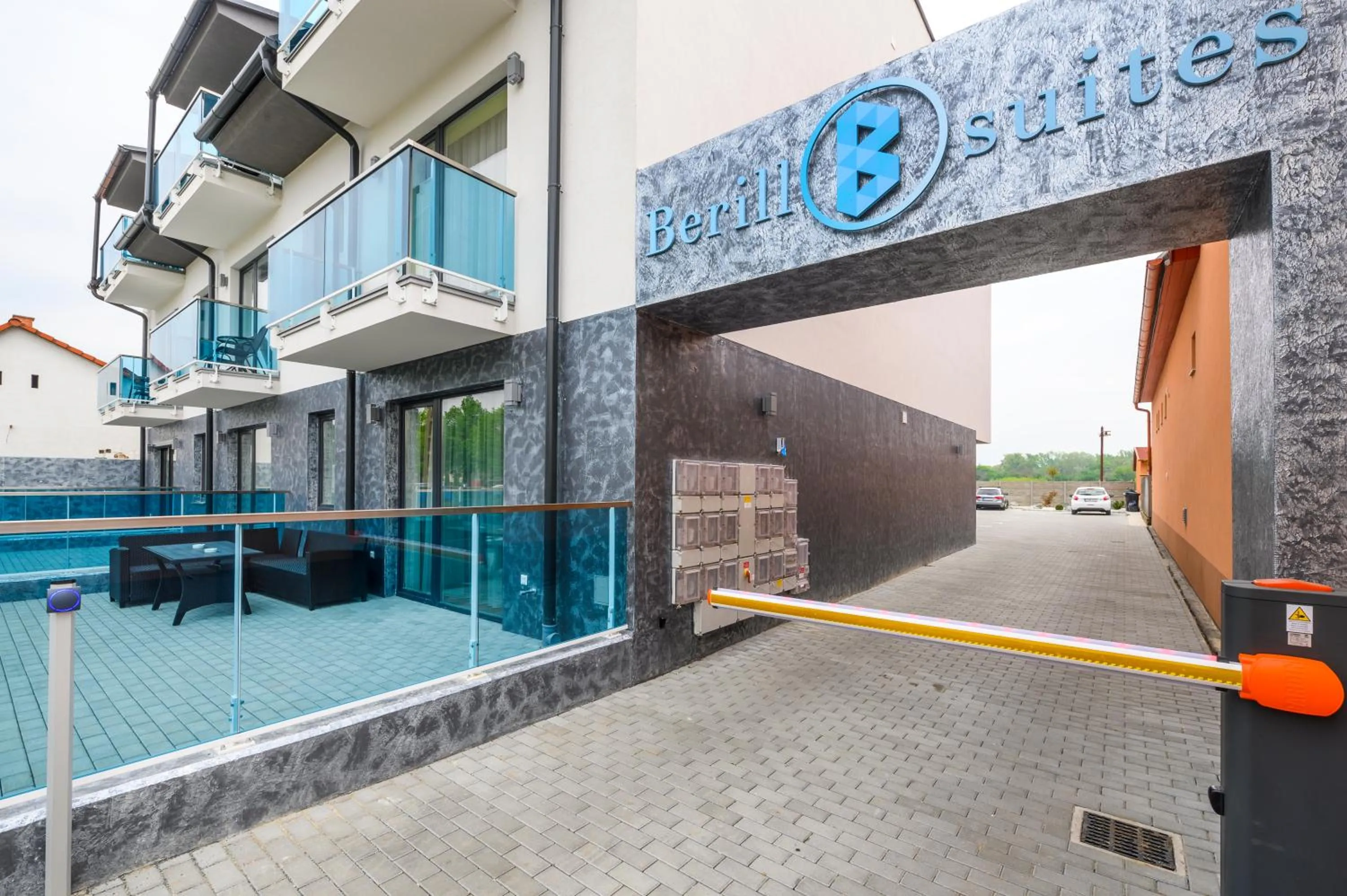 Facade/entrance in Berill Suites