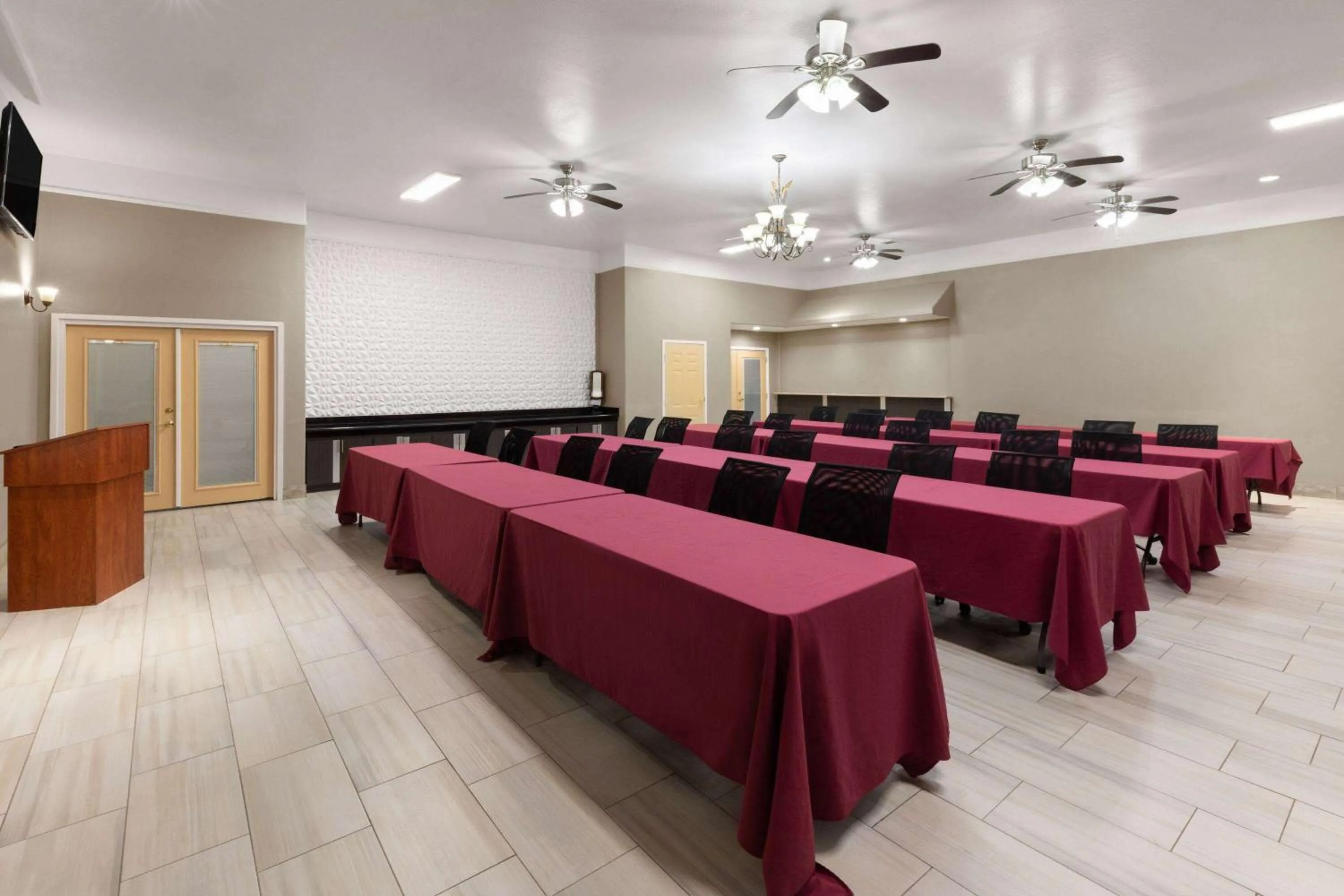 Meeting/conference room in La Quinta by Wyndham Deer Park