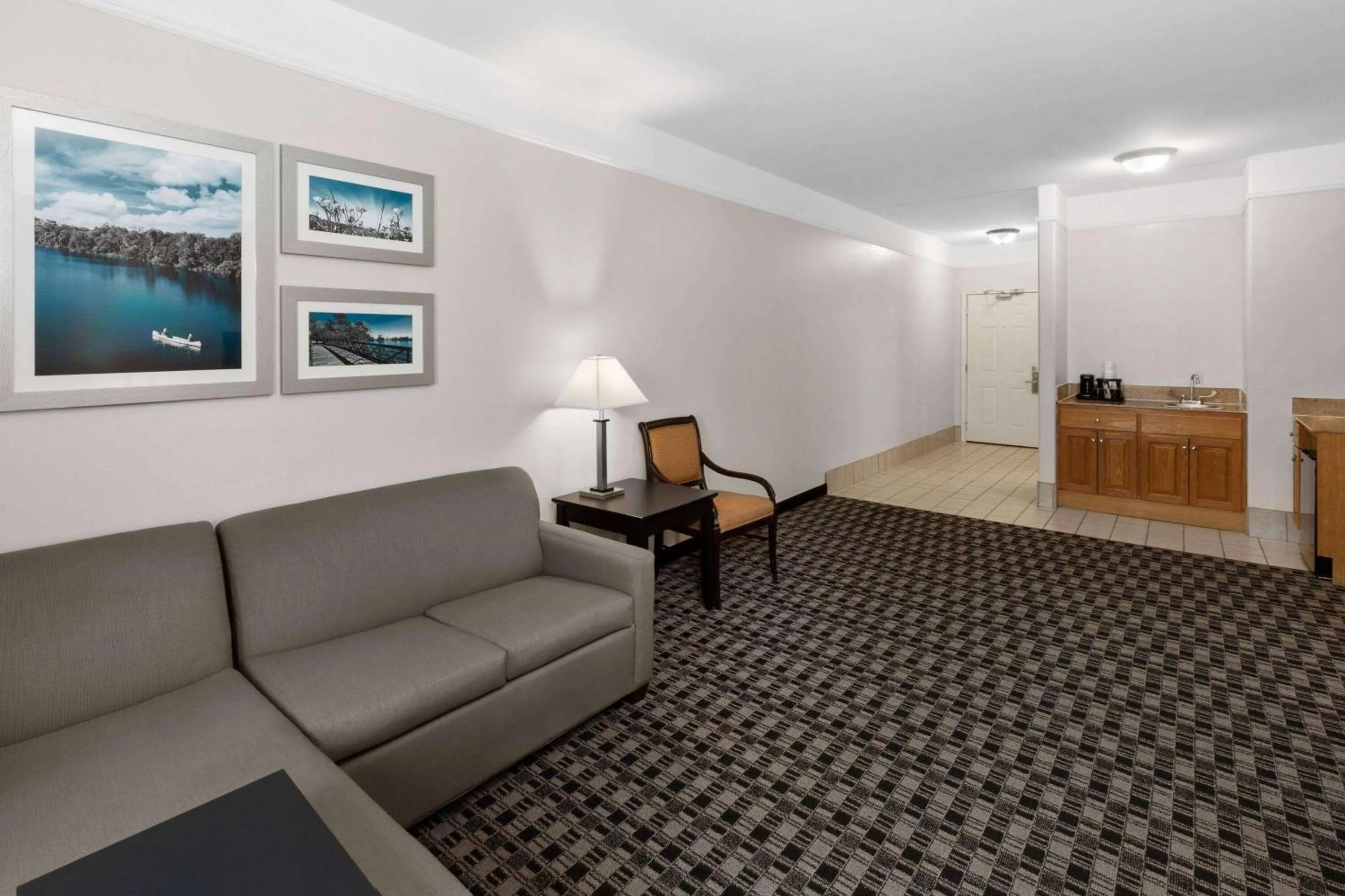 Photo of the whole room in La Quinta by Wyndham Deer Park