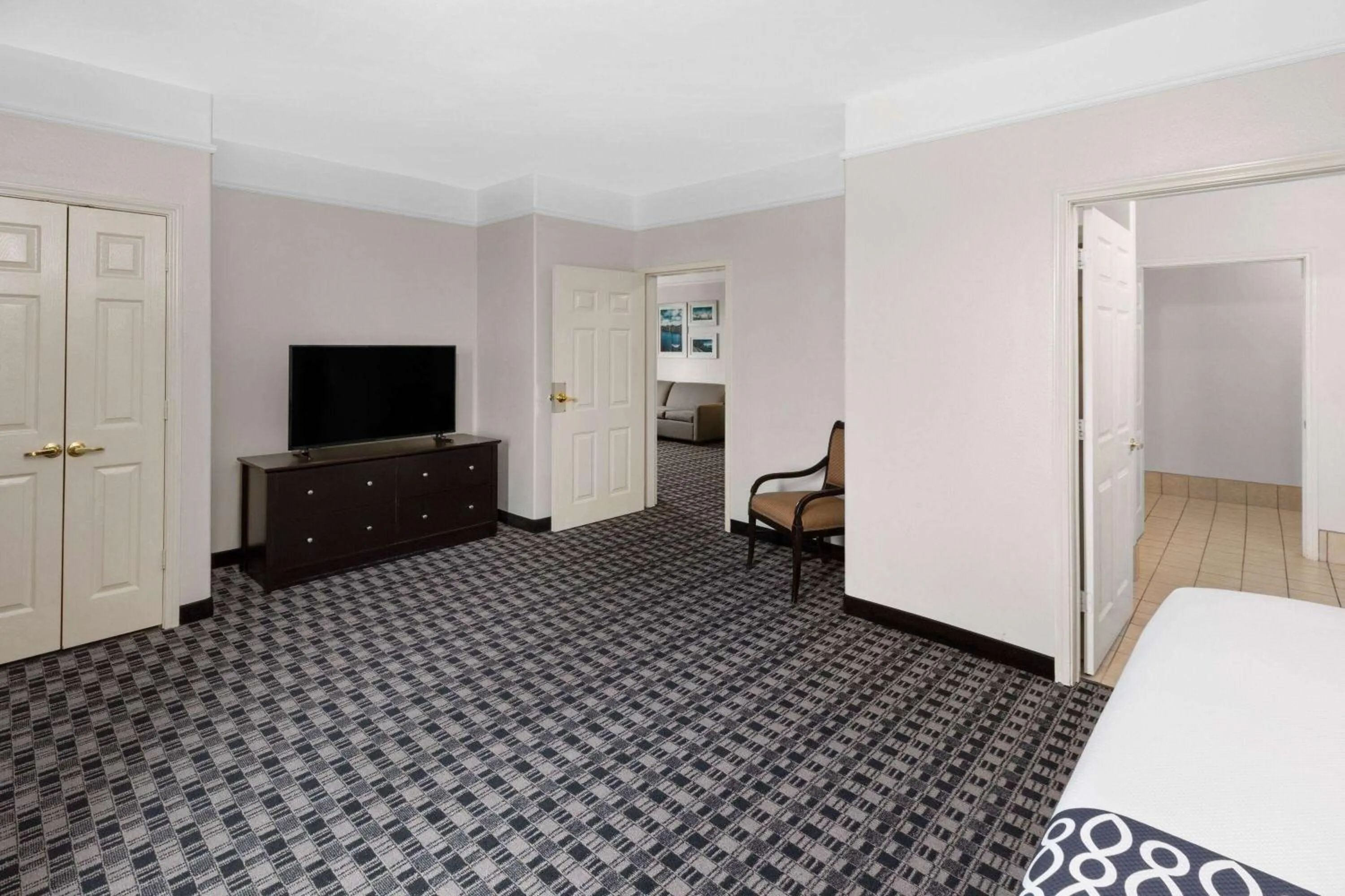 Photo of the whole room, Bed in La Quinta by Wyndham Deer Park