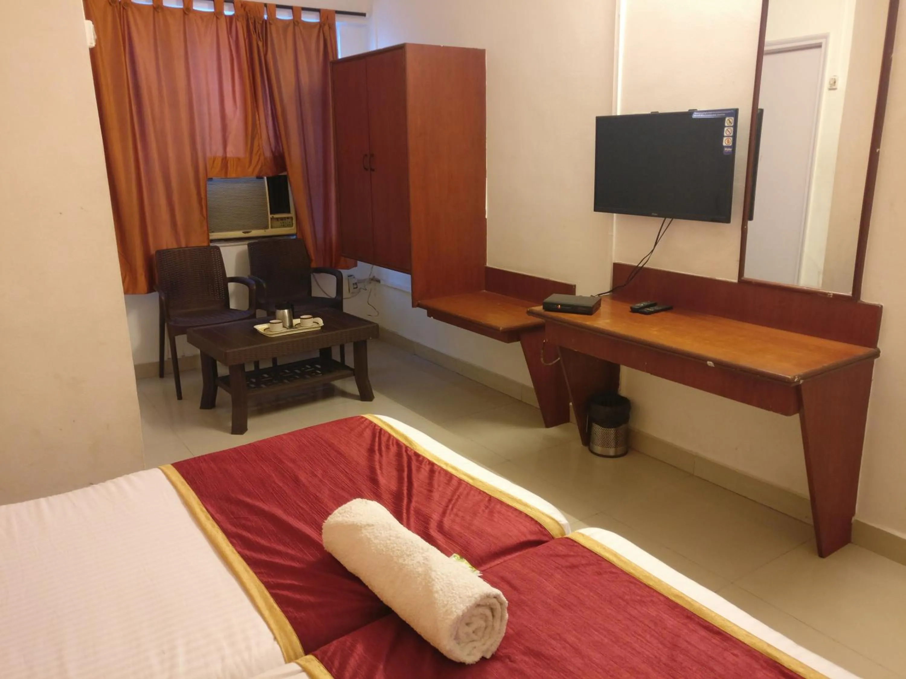 Bedroom, Bed in HMR Hotels - Hotel HMR Royal Inn