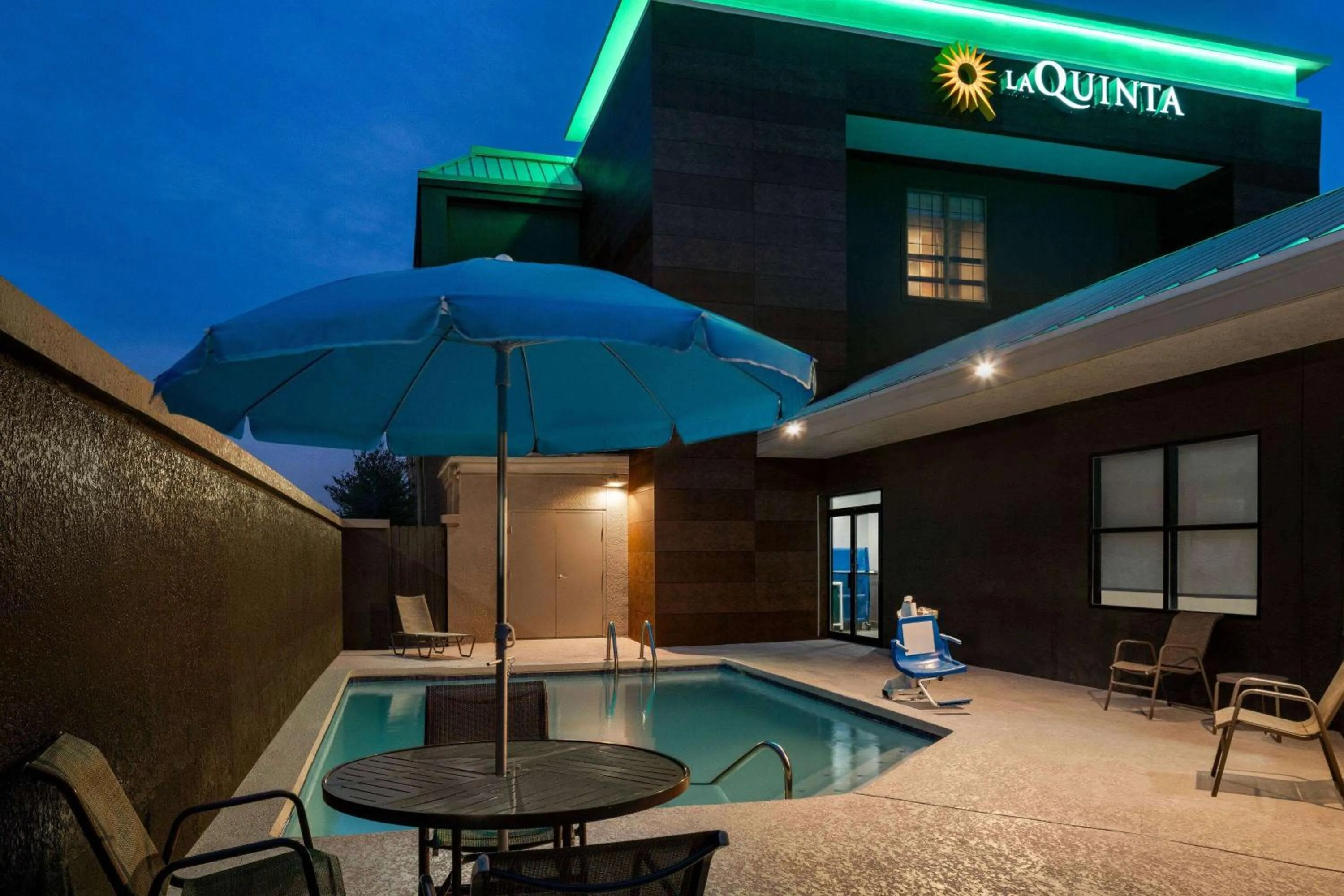 Swimming pool in La Quinta by Wyndham Round Rock North