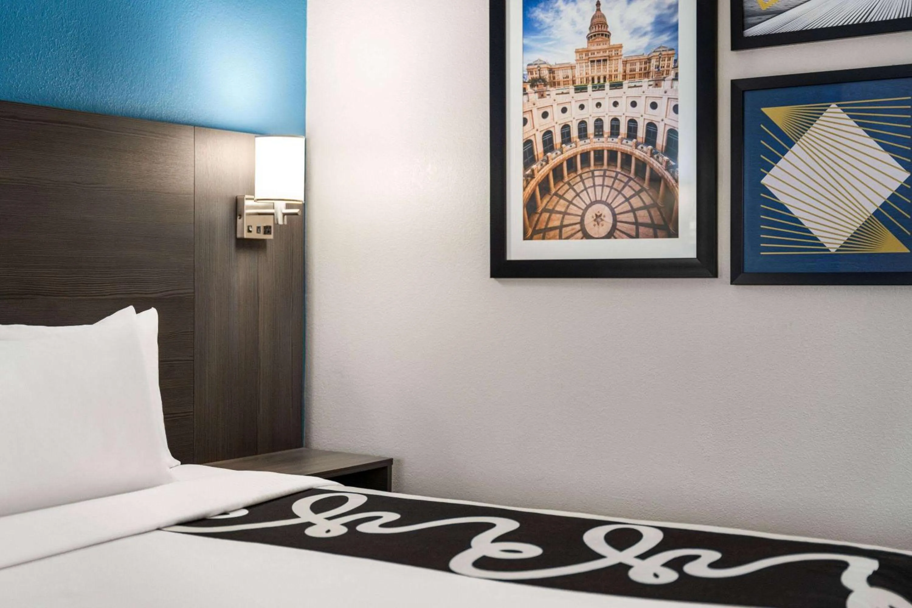 Photo of the whole room, Bed in La Quinta by Wyndham Round Rock North