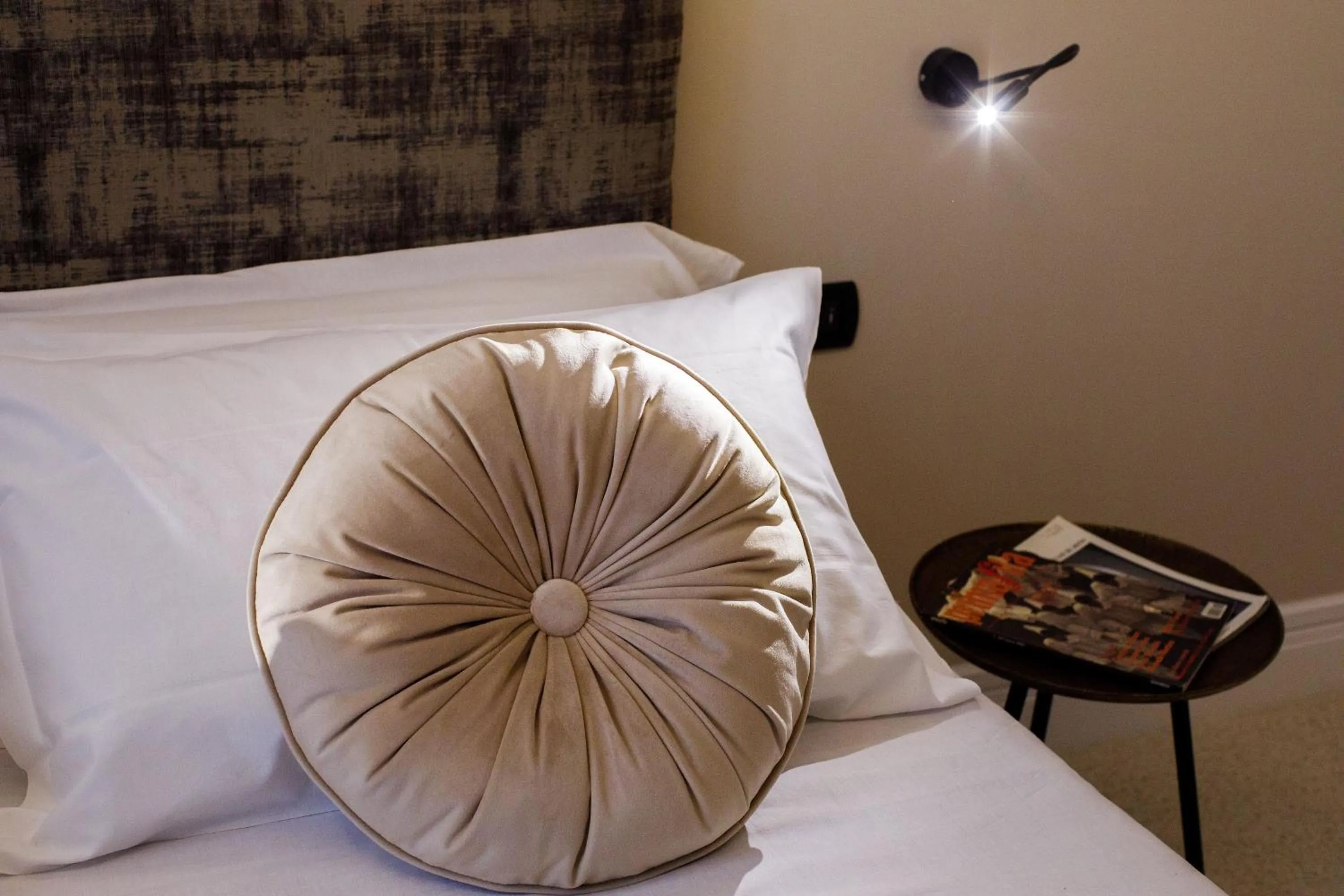 Decorative detail, Bed in MelRose Napoli