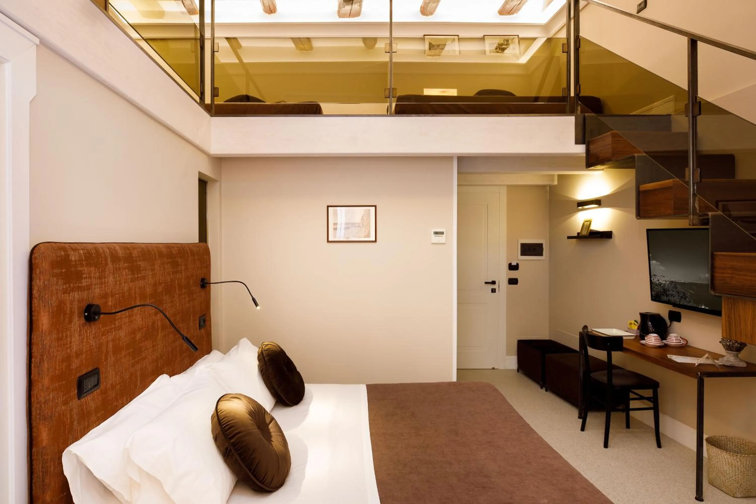 Photo of the whole room, Bed in MelRose Napoli