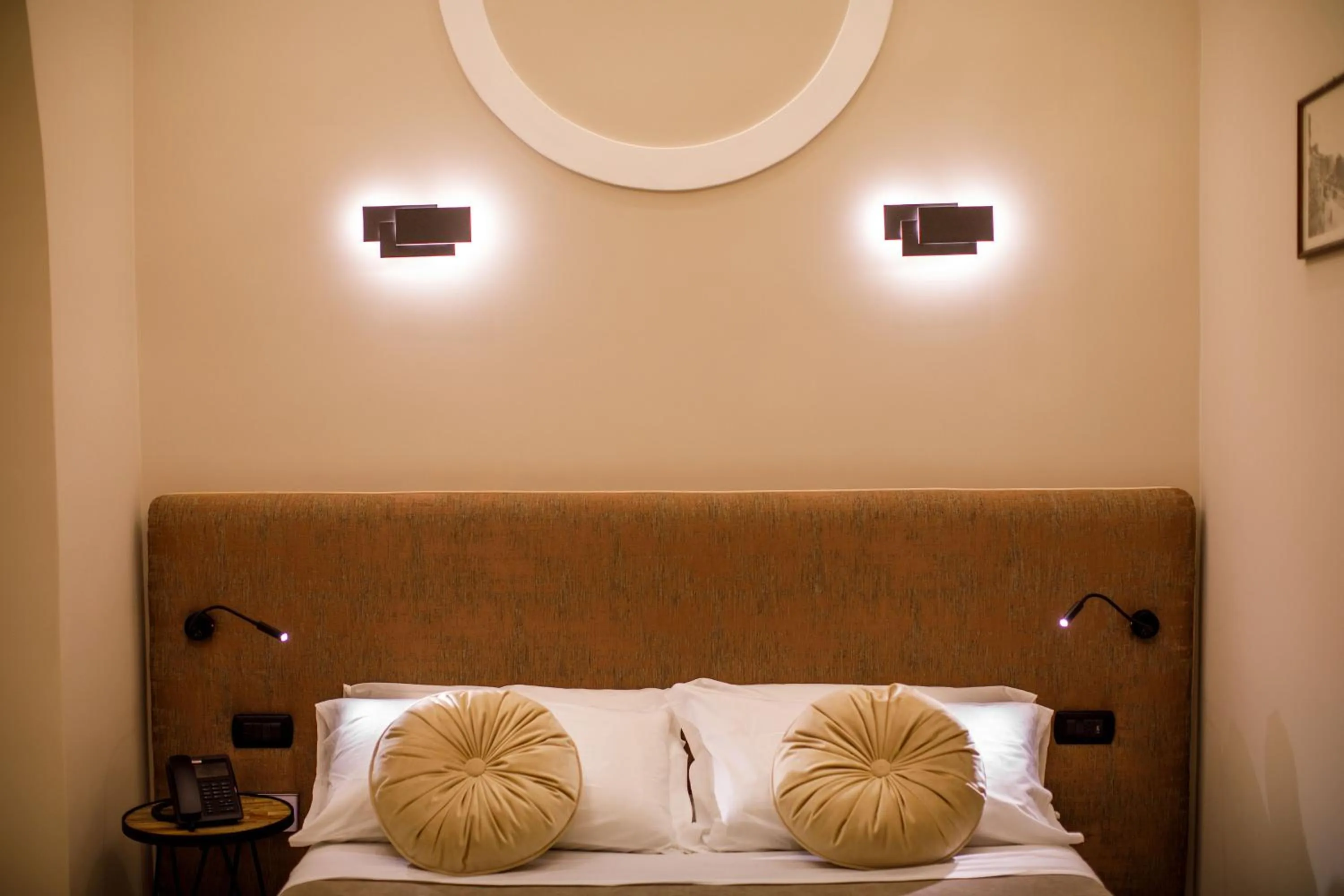 Photo of the whole room, Bed in MelRose Napoli