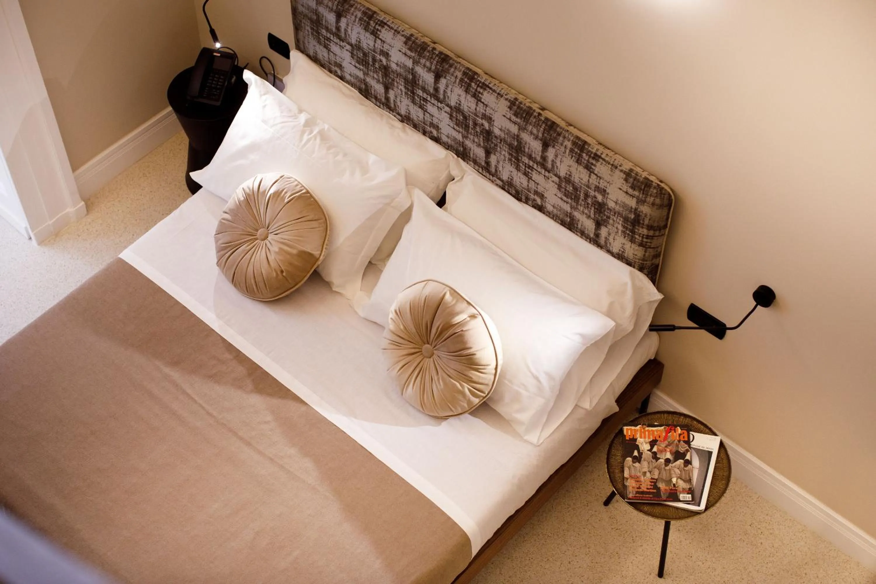 Photo of the whole room, Bed in MelRose Napoli