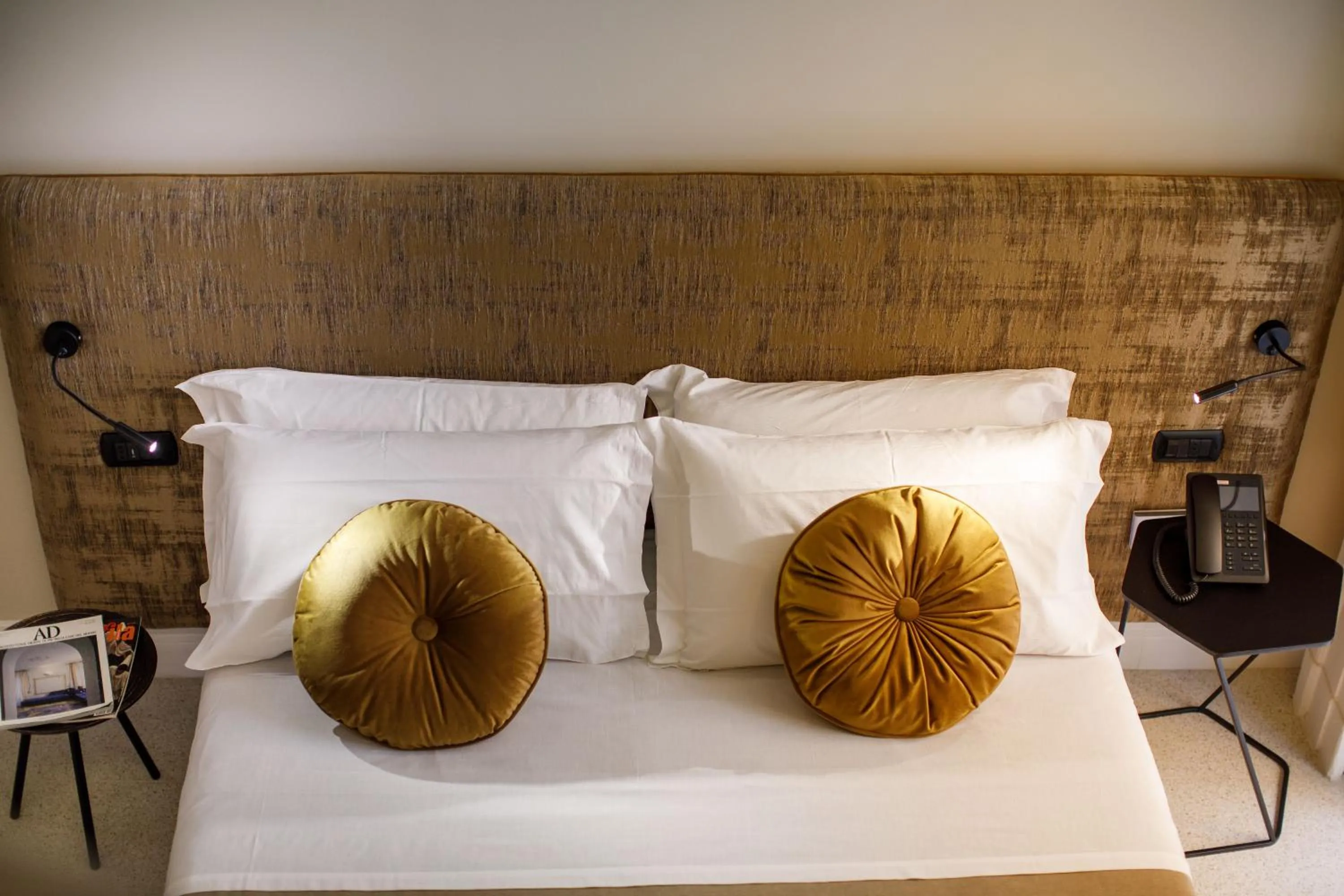 Photo of the whole room, Bed in MelRose Napoli