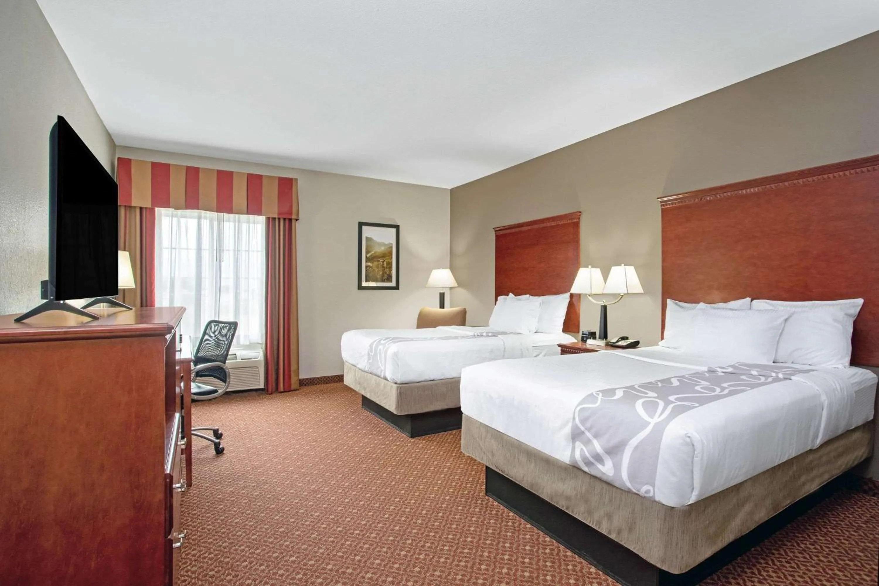 Photo of the whole room, Bed in La Quinta by Wyndham Fairfield TX