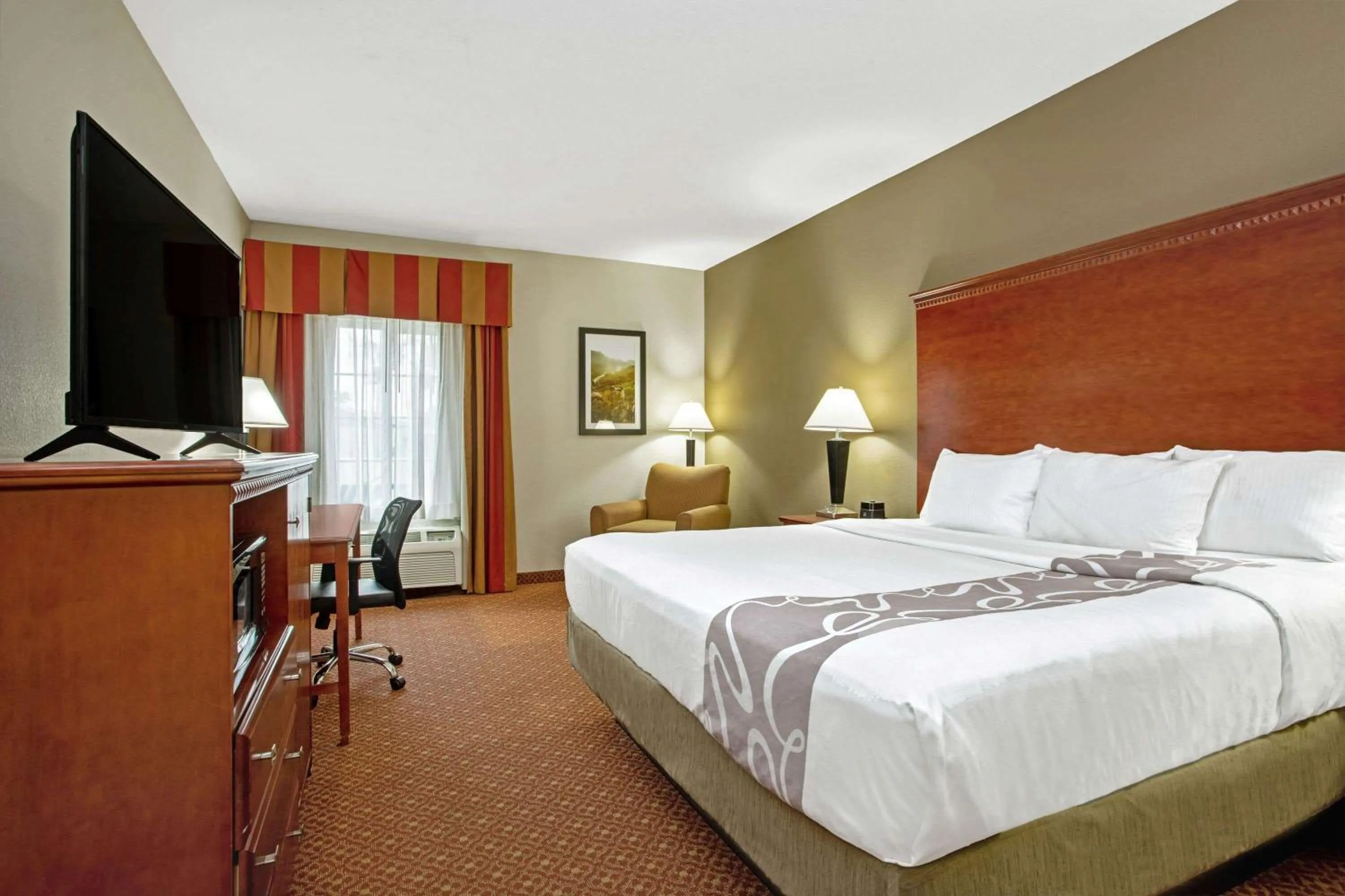 Photo of the whole room, Bed in La Quinta by Wyndham Fairfield TX