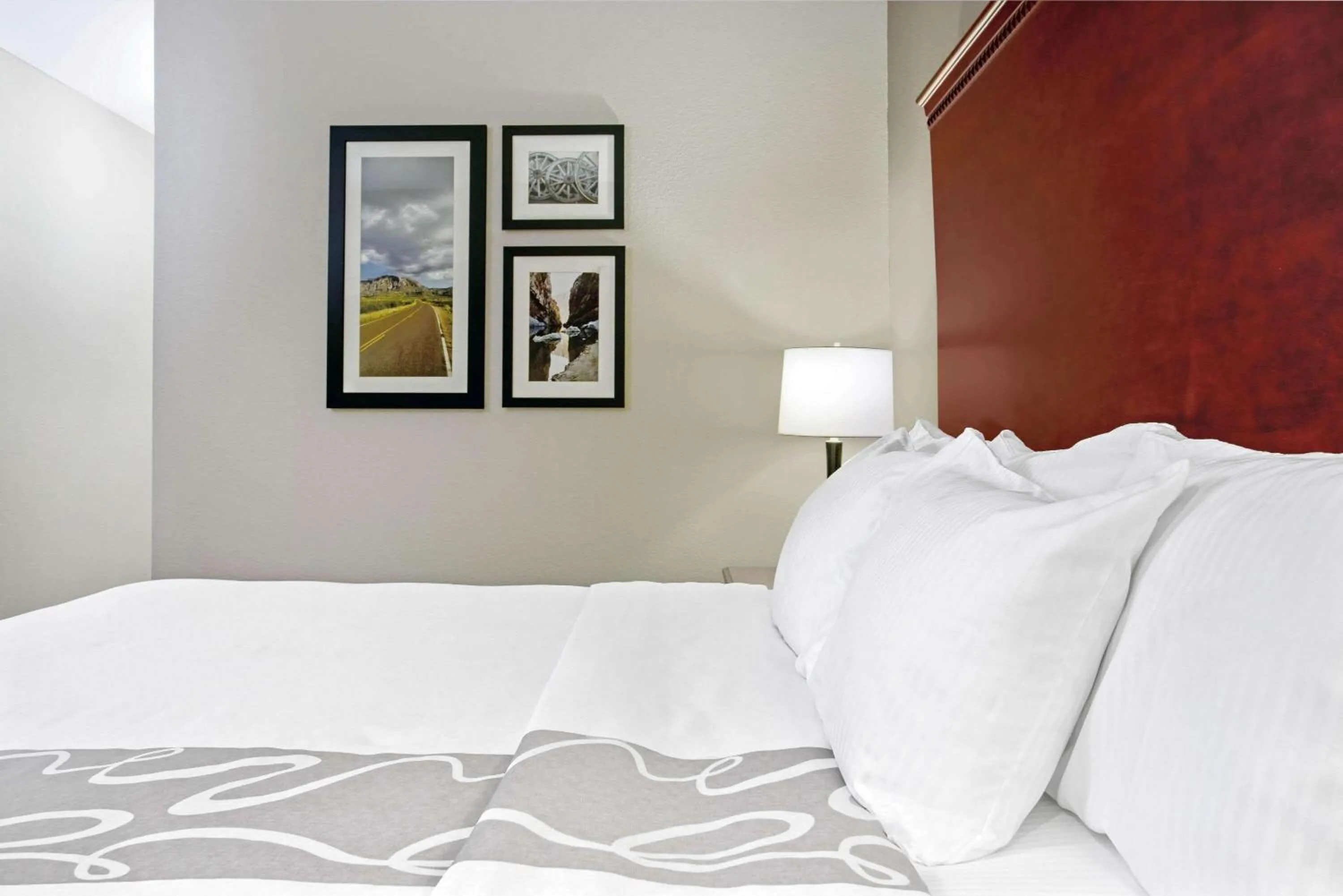 Photo of the whole room, Bed in La Quinta by Wyndham Fairfield TX