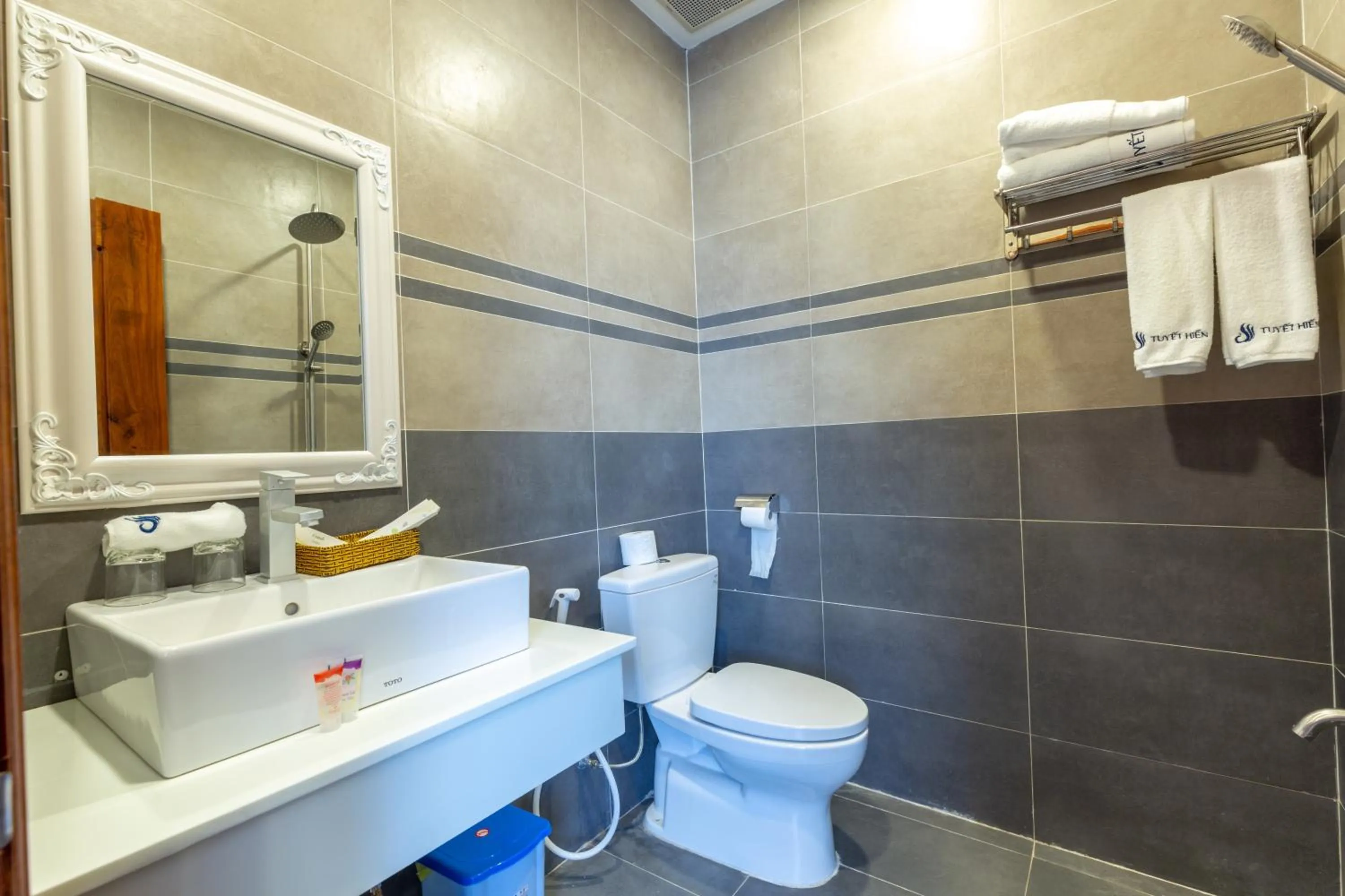 Khách sạn Tuyết Hiển