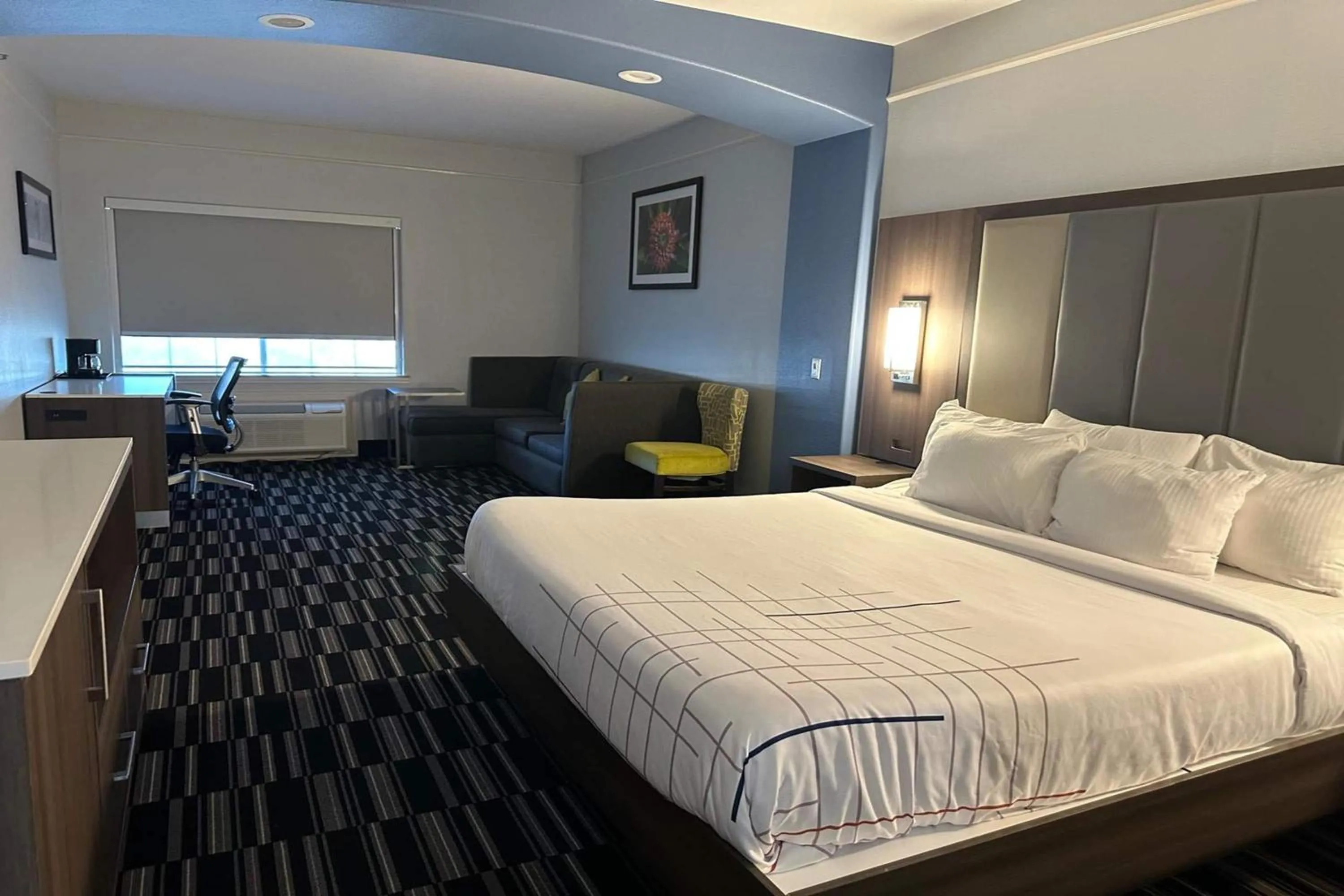 Photo of the whole room, Bed in La Quinta by Wyndham Alamo-McAllen East