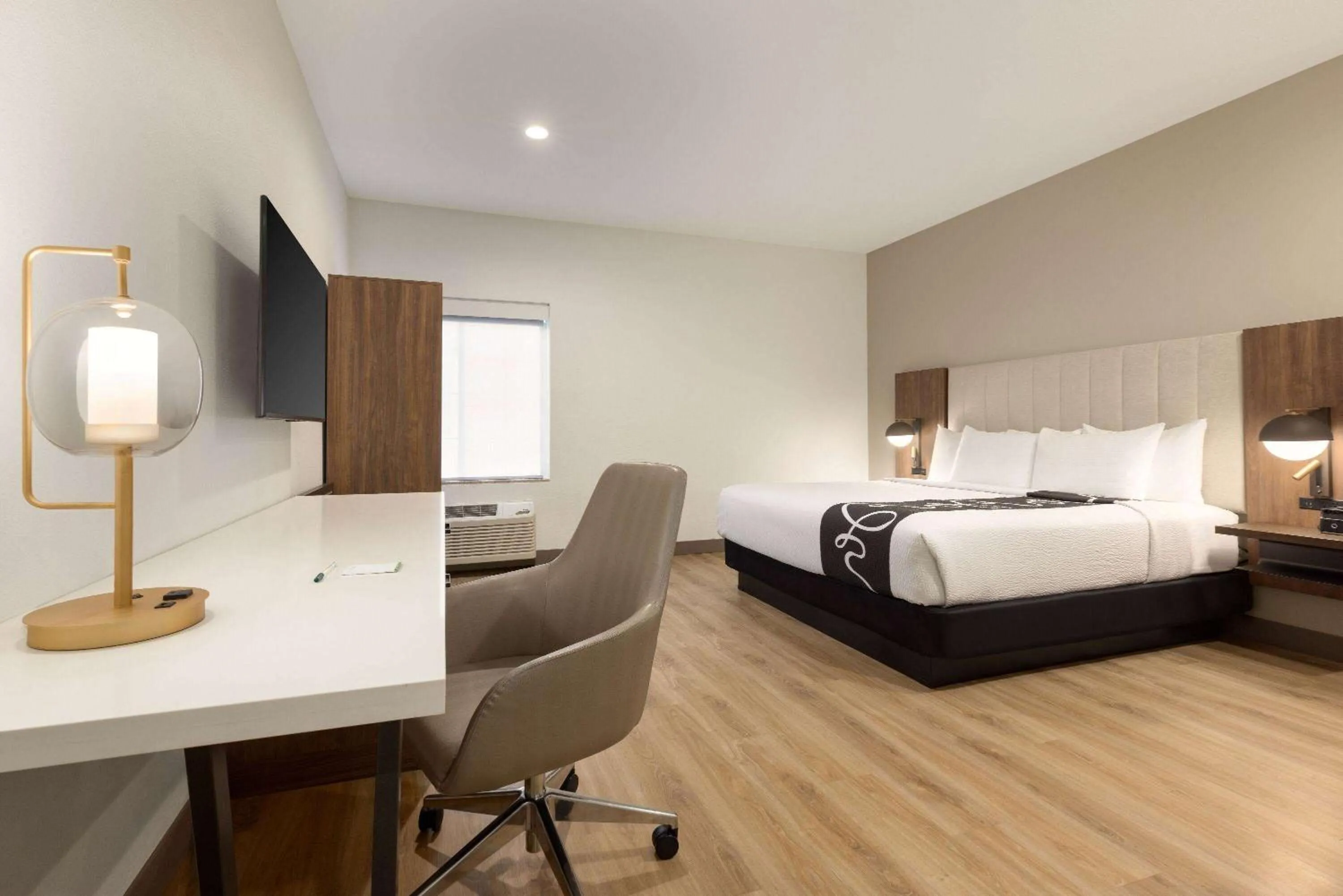 Photo of the whole room, Bed in La Quinta by Wyndham Port Arthur