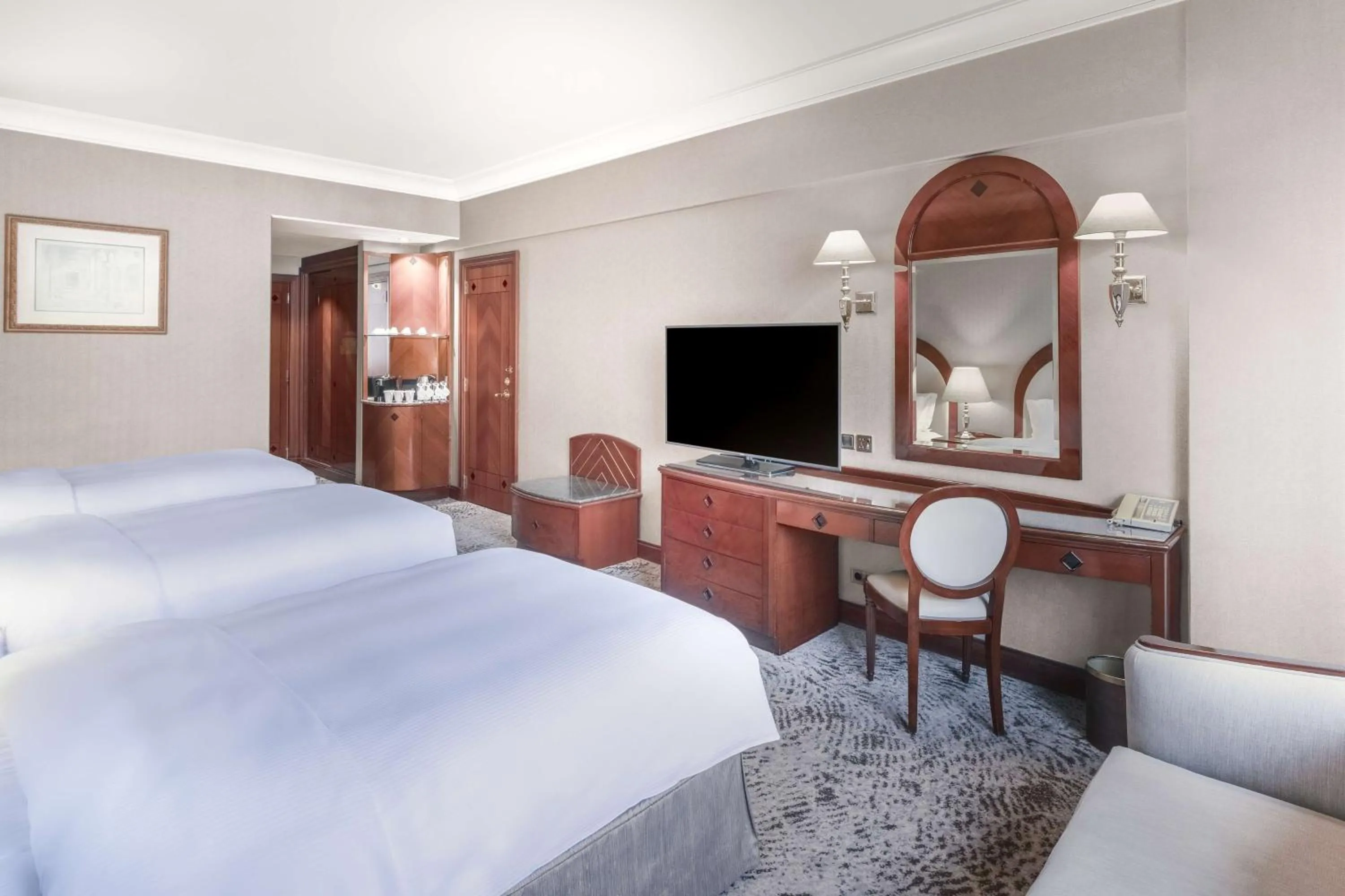 Bedroom, Bed in Madinah Hilton Hotel