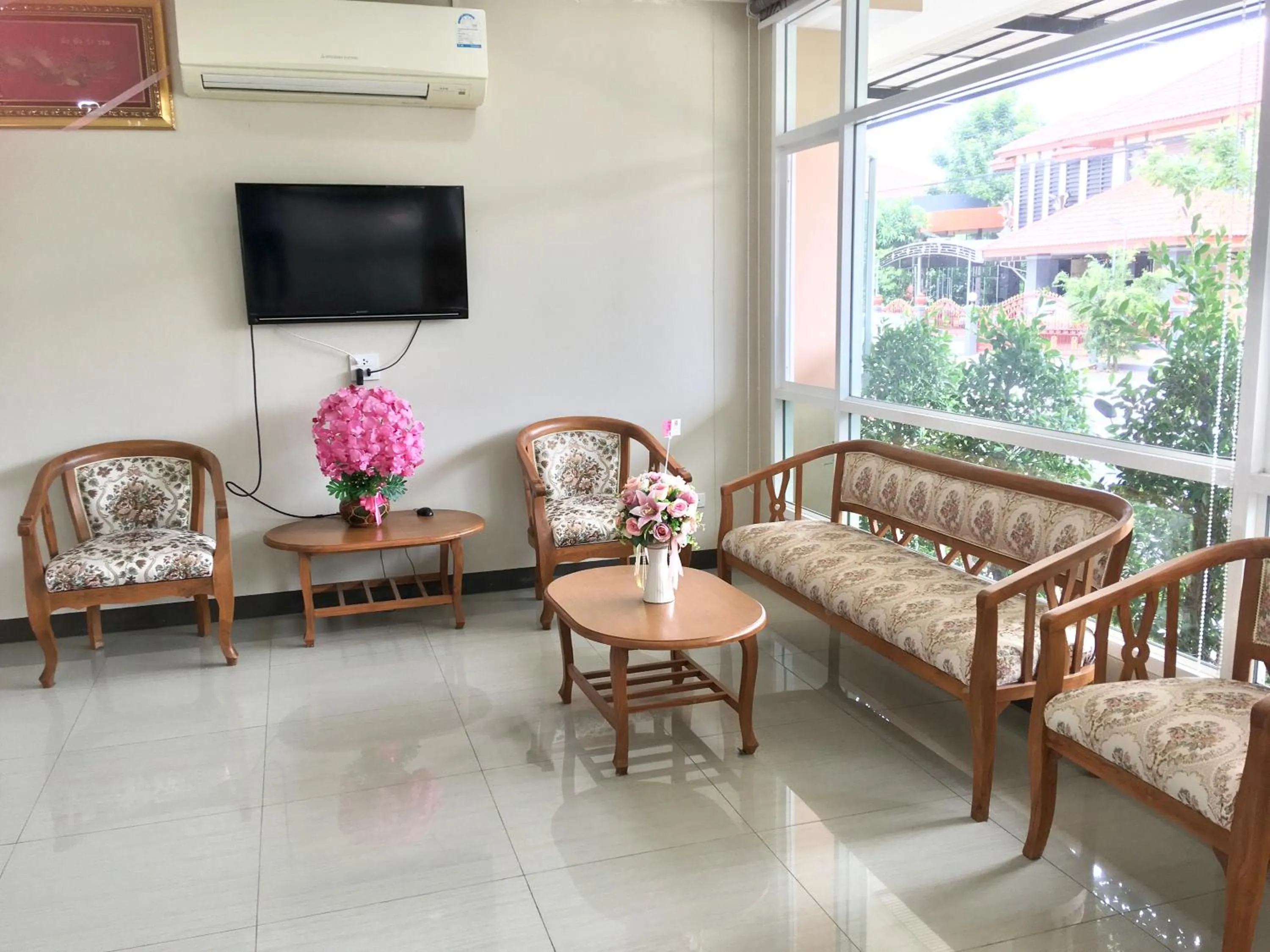 Living room in Boonbundal Hotel