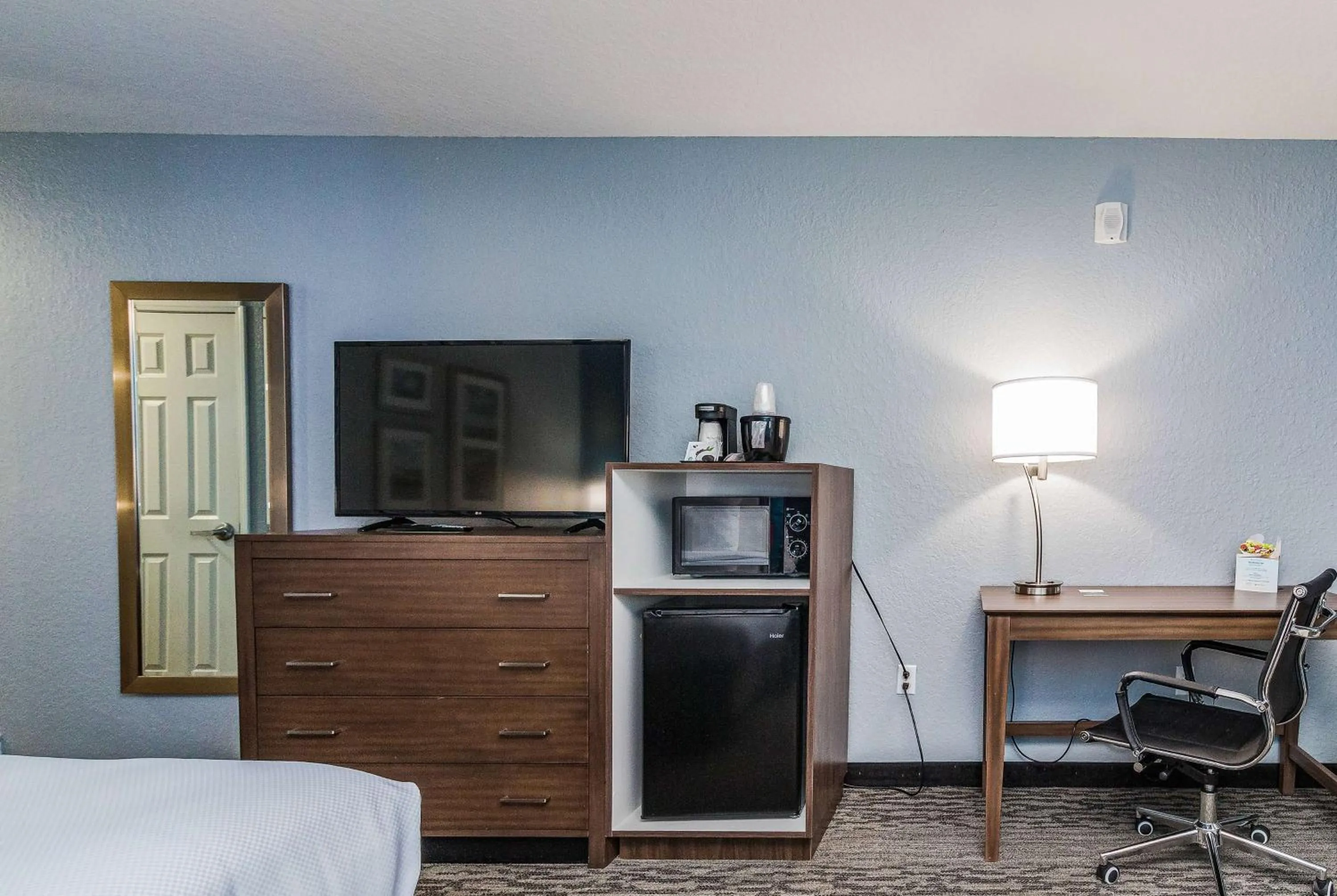 Coffee/tea facilities, Bed in La Quinta by Wyndham Tomball