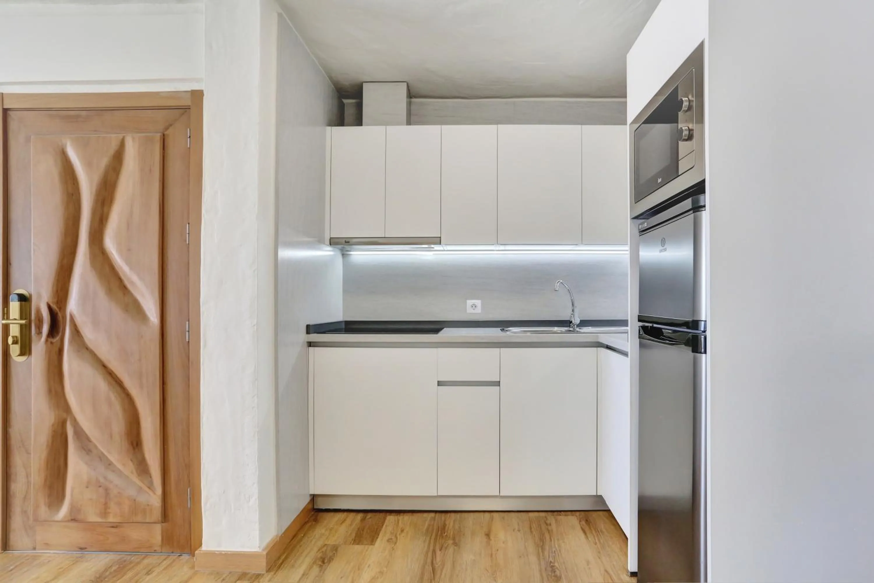 Kitchen or kitchenette in Apartamentos Garden & Sea Boutique Lodging by LIVVO