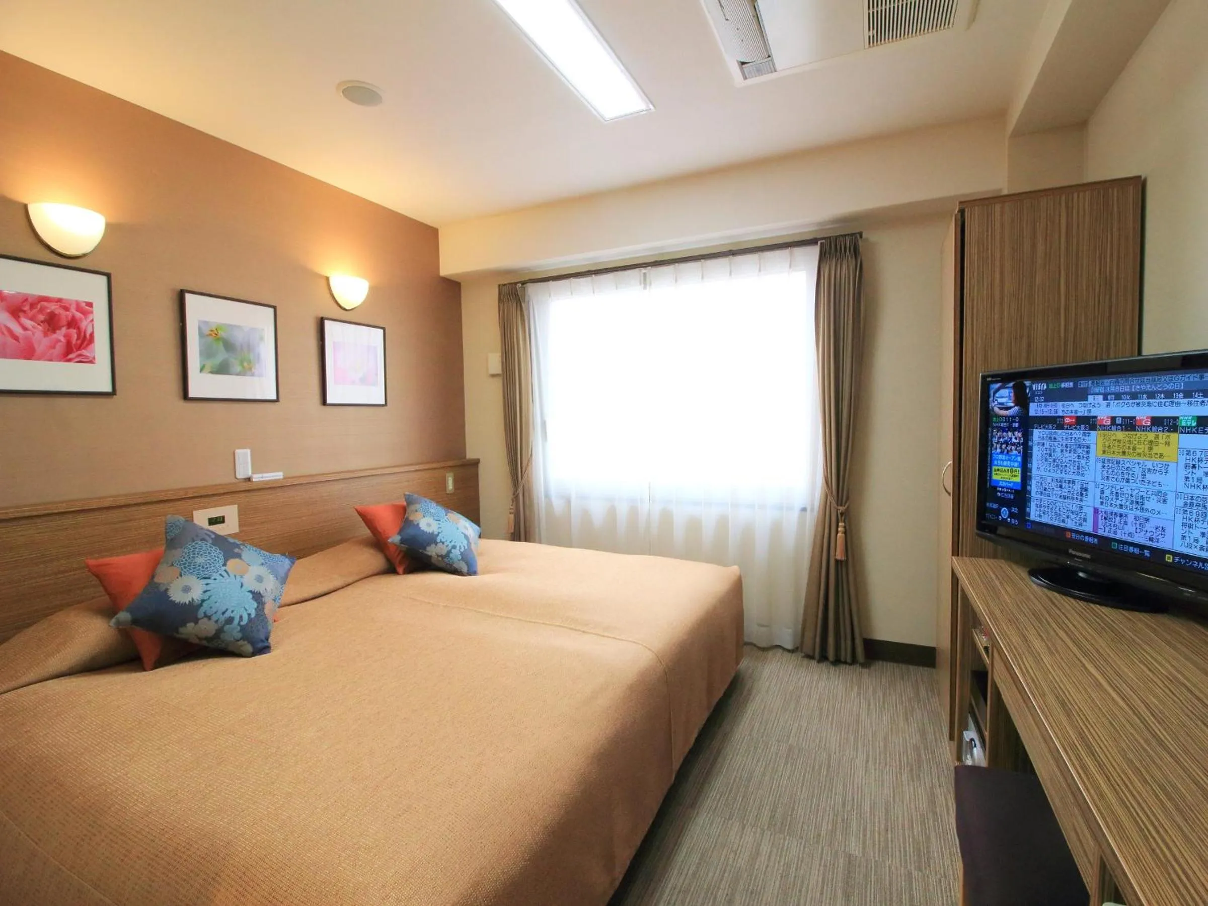 Bed, TV/Entertainment Center in Kyoto Hana Hotel