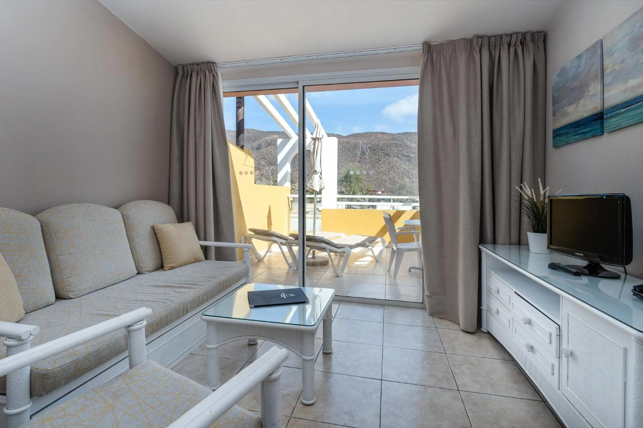 Living room in Apartamentos Punta Marina by LIVVO