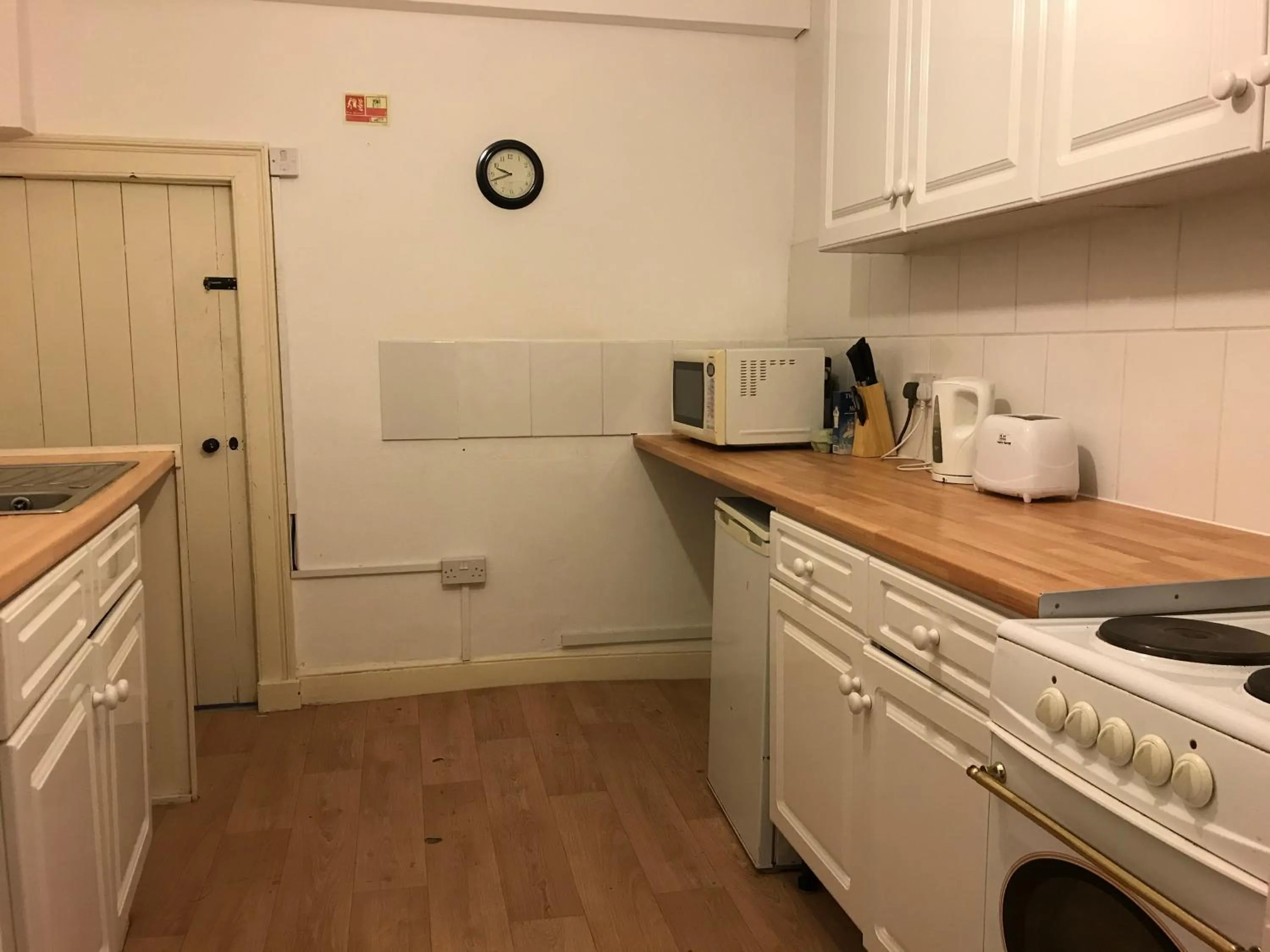 Kitchen or kitchenette in Crown Hotel