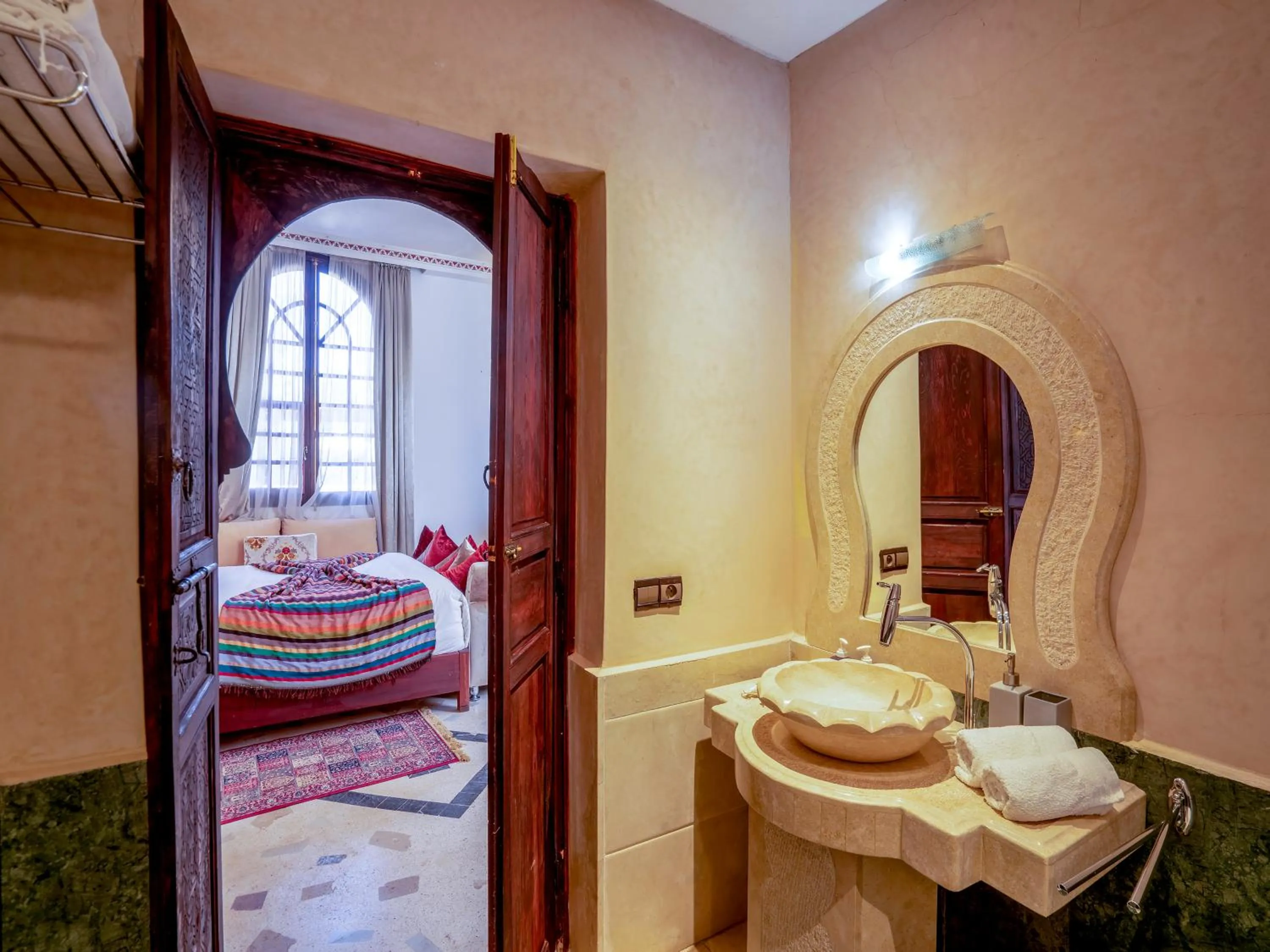 Bathroom, Bed in Clé De Sol Riad & SPA
