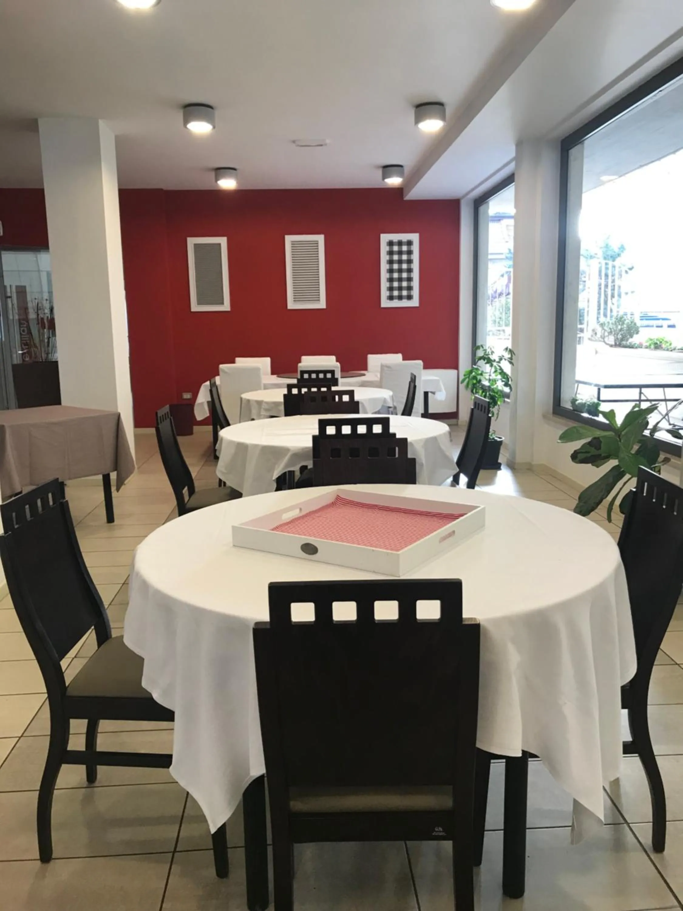 Restaurant/places to eat in Hotel Royal